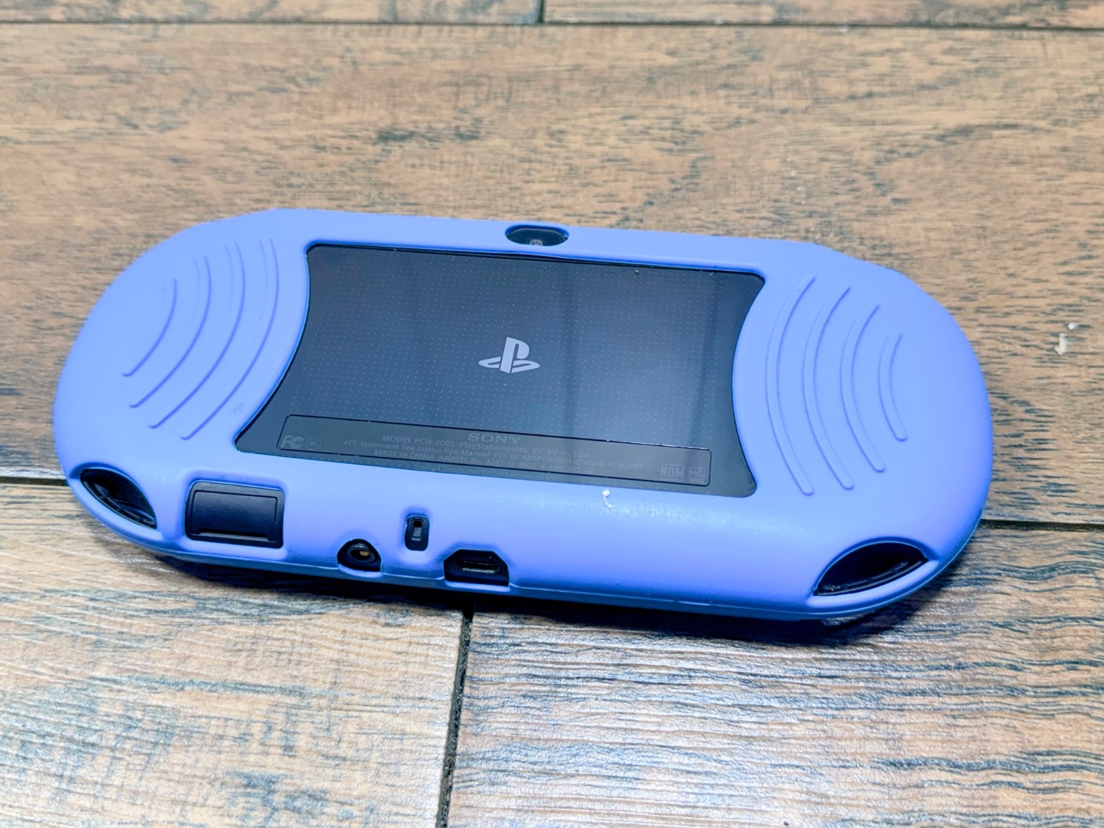 Sony PS Vita PCH-2001 + Games + 8GB Memory Card – No Charger Y283