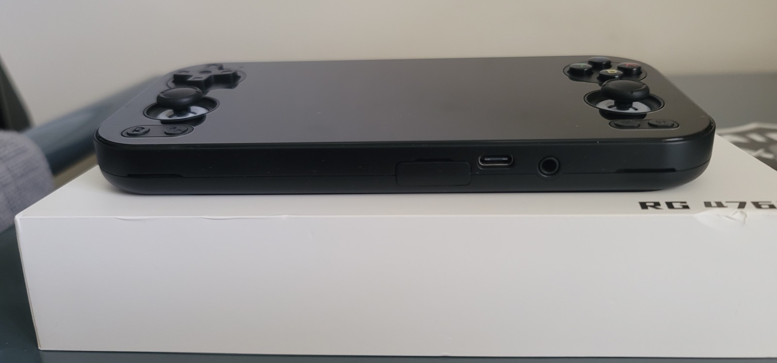 New RG476H with Anbernic carry case and stock 64gb sd card over 4k games ready