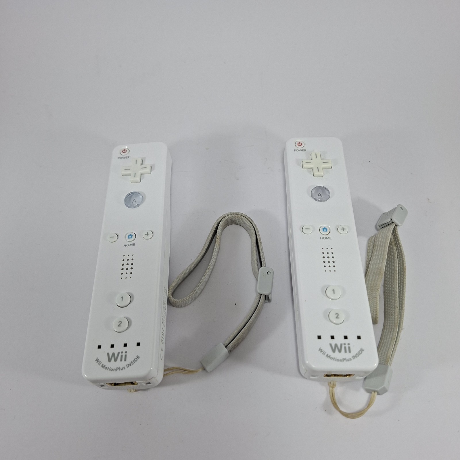 Nintendo Wii Console RVL-001 Bundle – x2 Official Wii Remote Motion Plus, Game