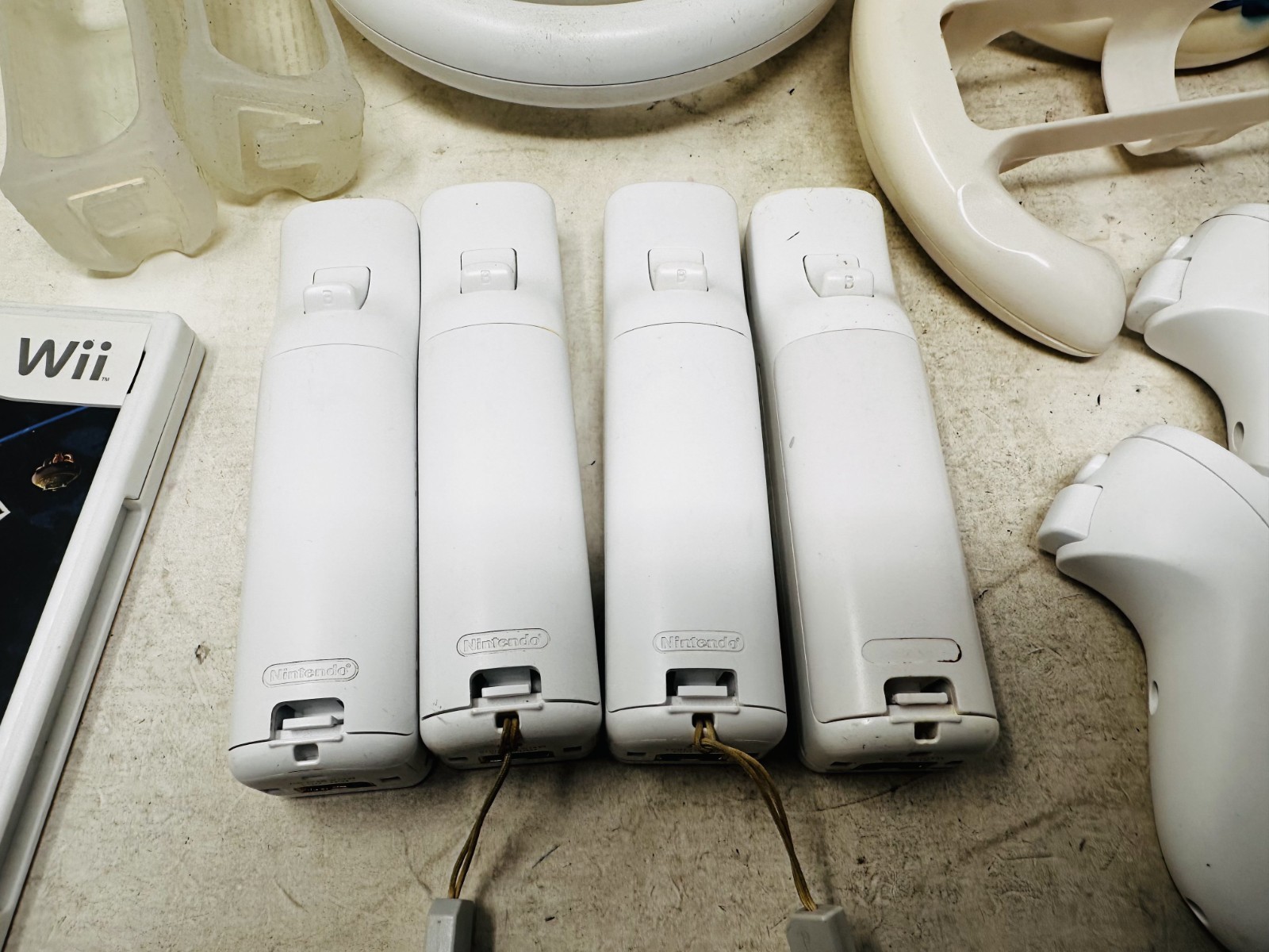 Nintendo Wii Console Lot – 4 Controllers 4 Nunchucks w/ Mario Super Galaxy WORKS