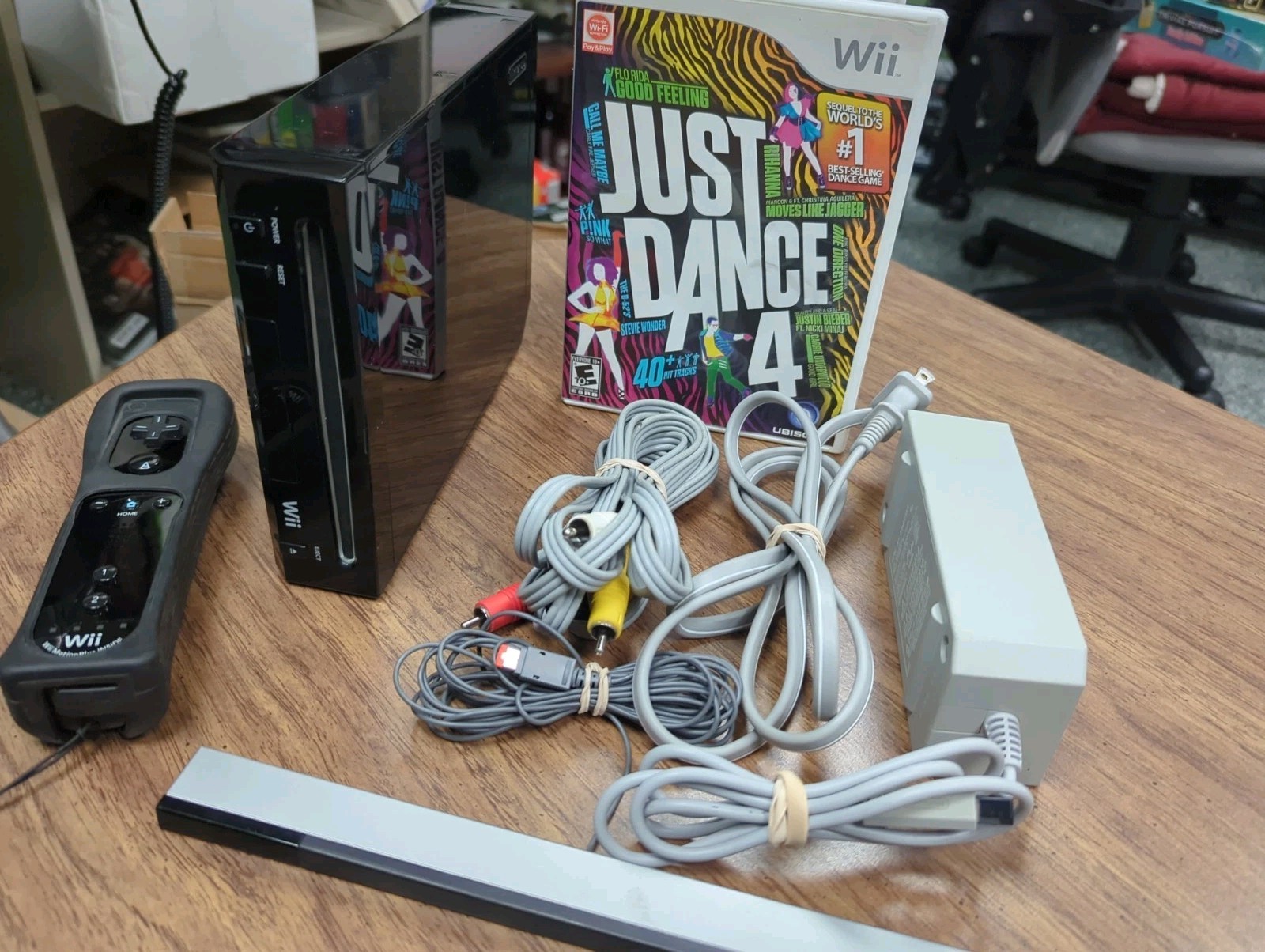 Nintendo Wii Family Edition Black Console Bundle With Wii Controller RVL-101