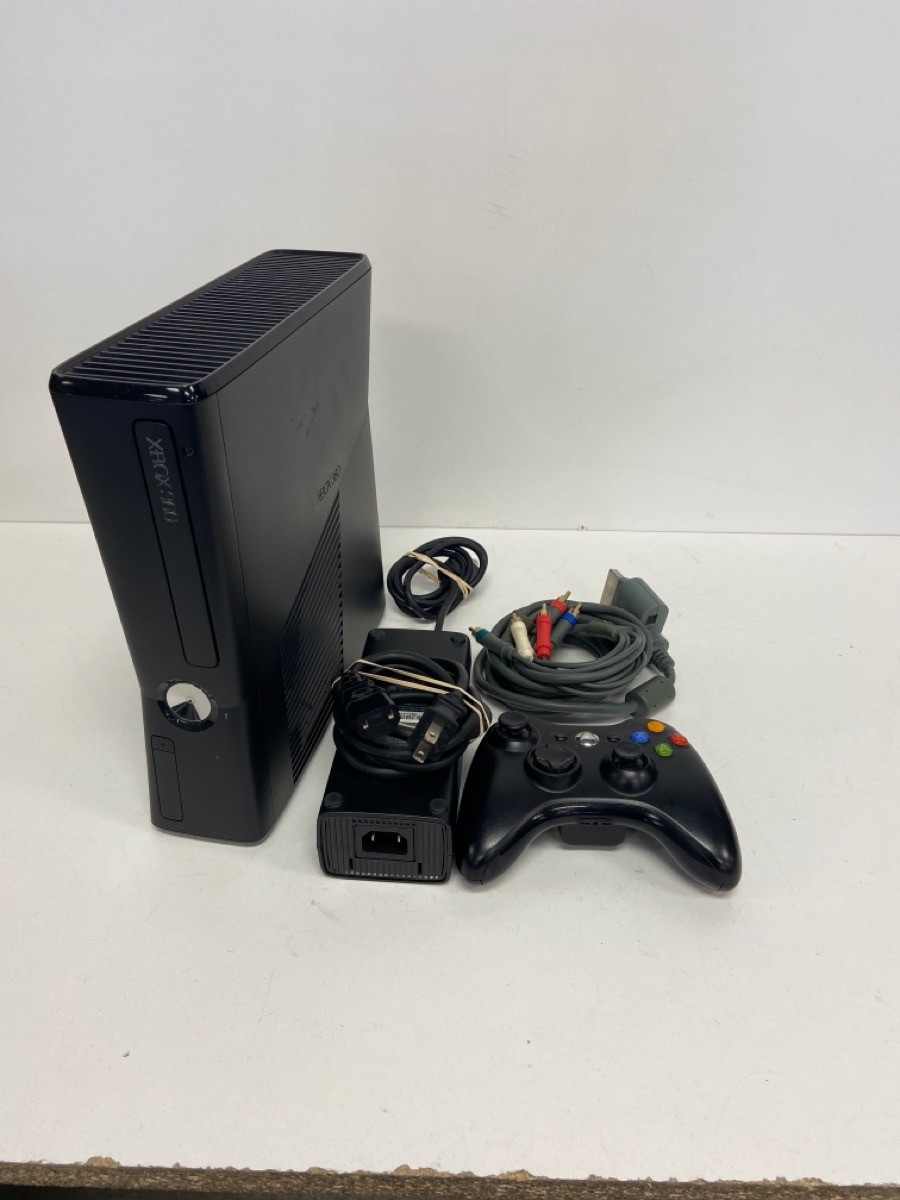 Microsoft Xbox 360 320GB Console With Accessories (P04023338)