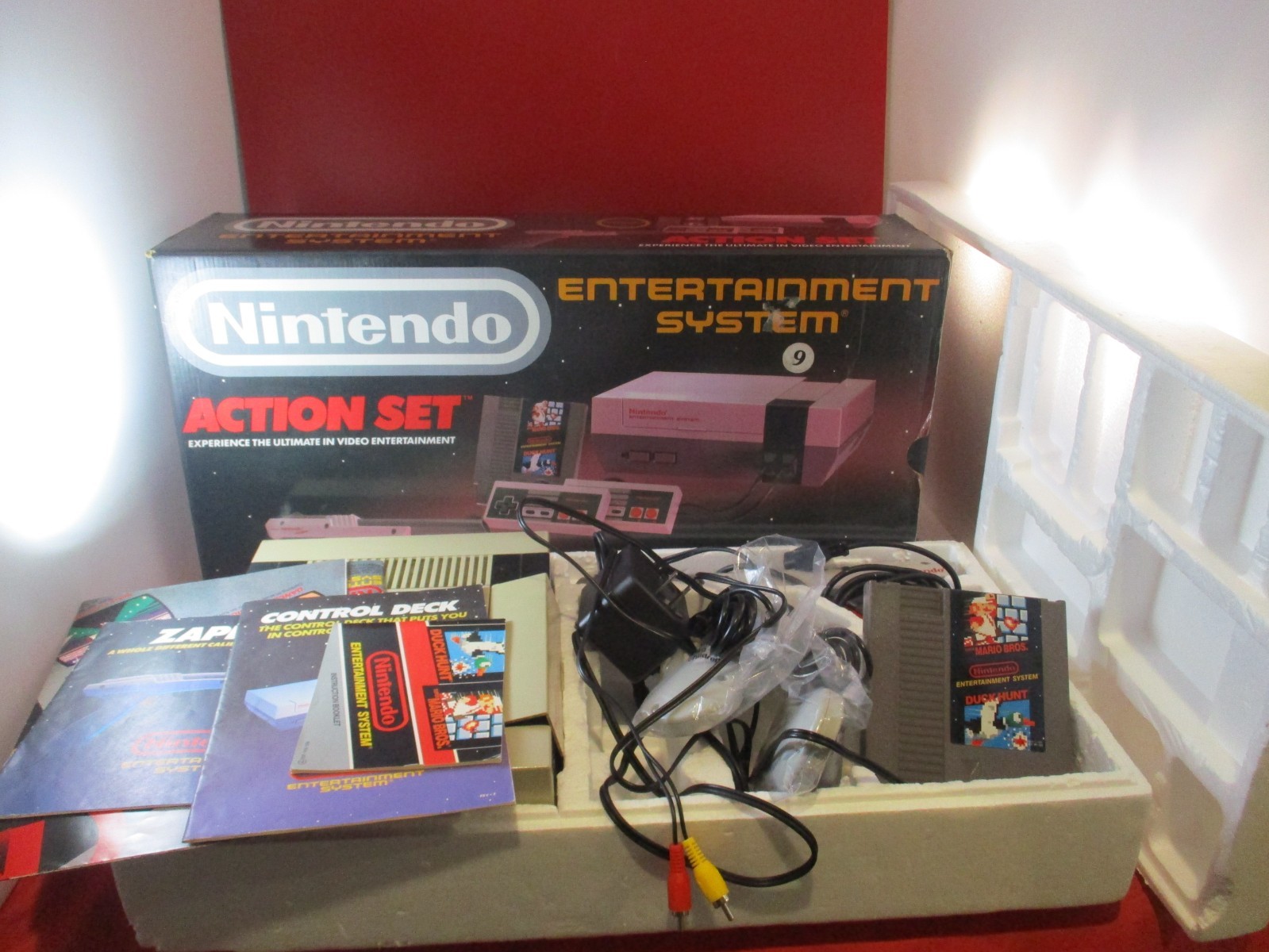 Nintendo NES Console System Action Set Box Mario/Duck Hunt Zapper Controllers