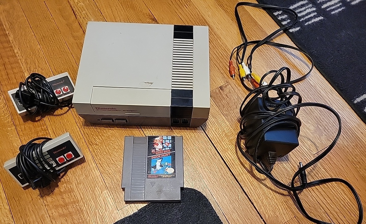 Original Nintendo NES Home Console – Mario and 2 controllers – works