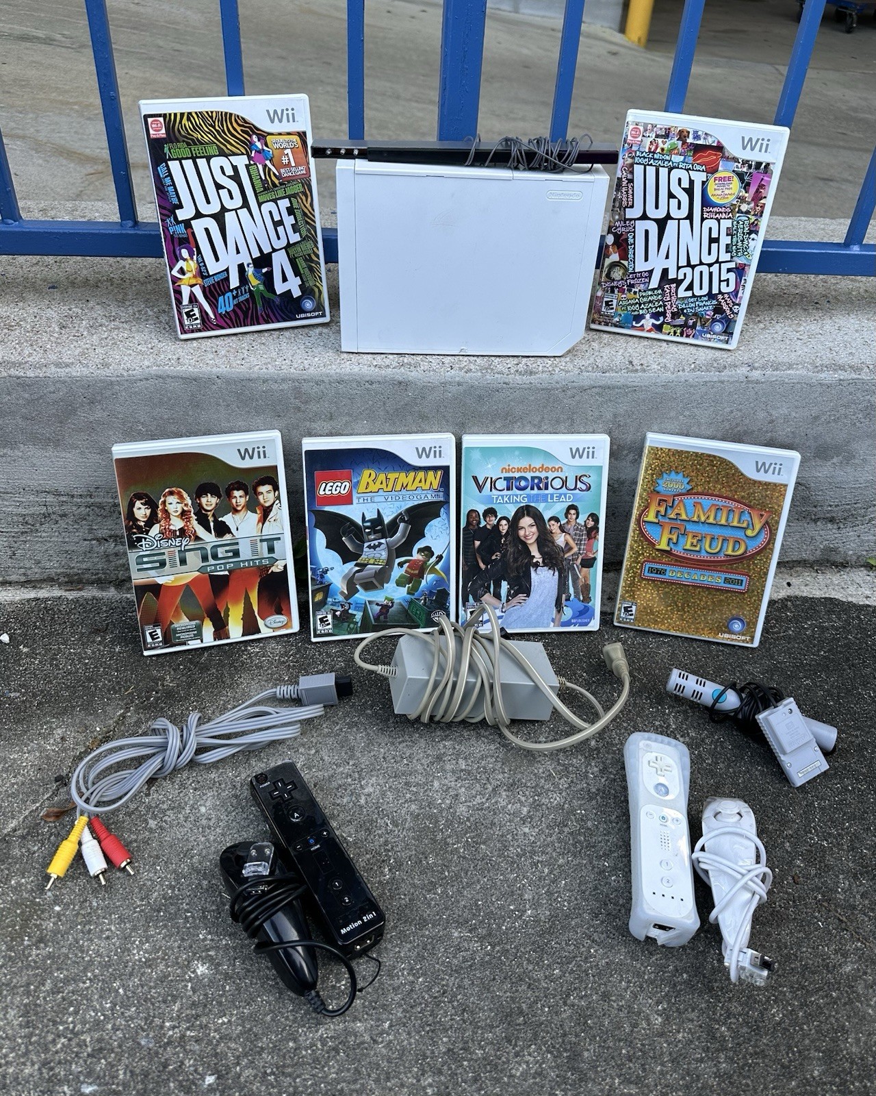 Nintendo Wii Console Bundle 6 Games, 2 Controllers & Nunchucks, Oem Mic, & more