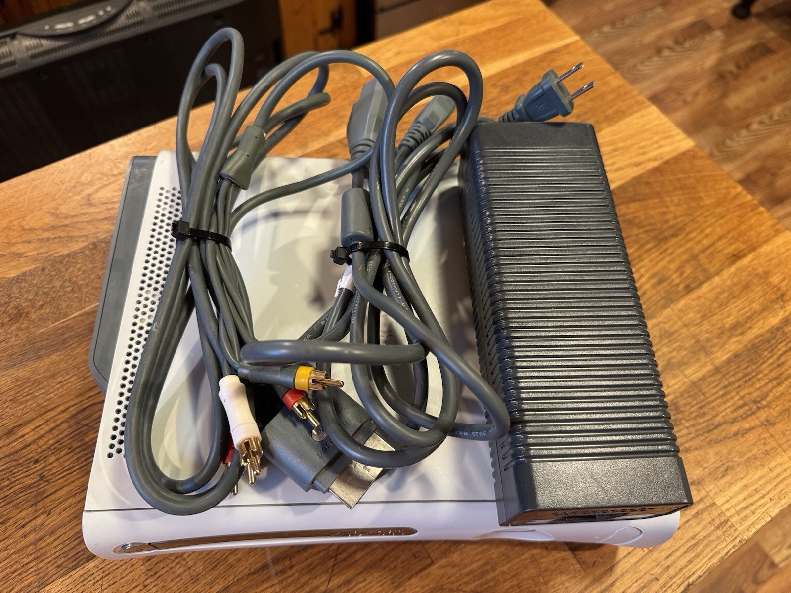 White Xbox 360 Console w/ 20GB HDD Tested Working Power / AV Cable No Controller