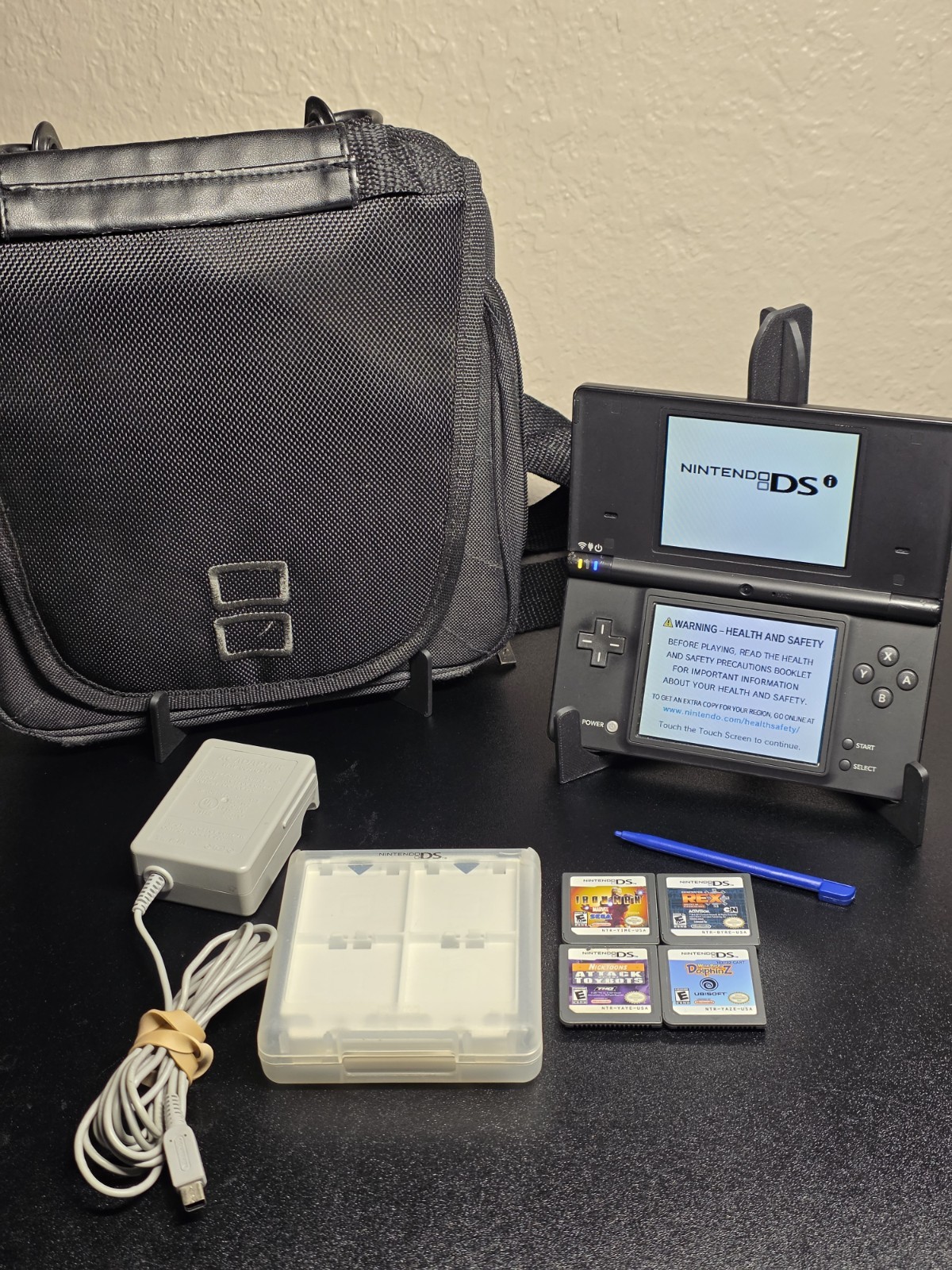 Nintendo DSi Console Bundle Black w/ Charger, Carrying Case, 4 Games & Cartridge