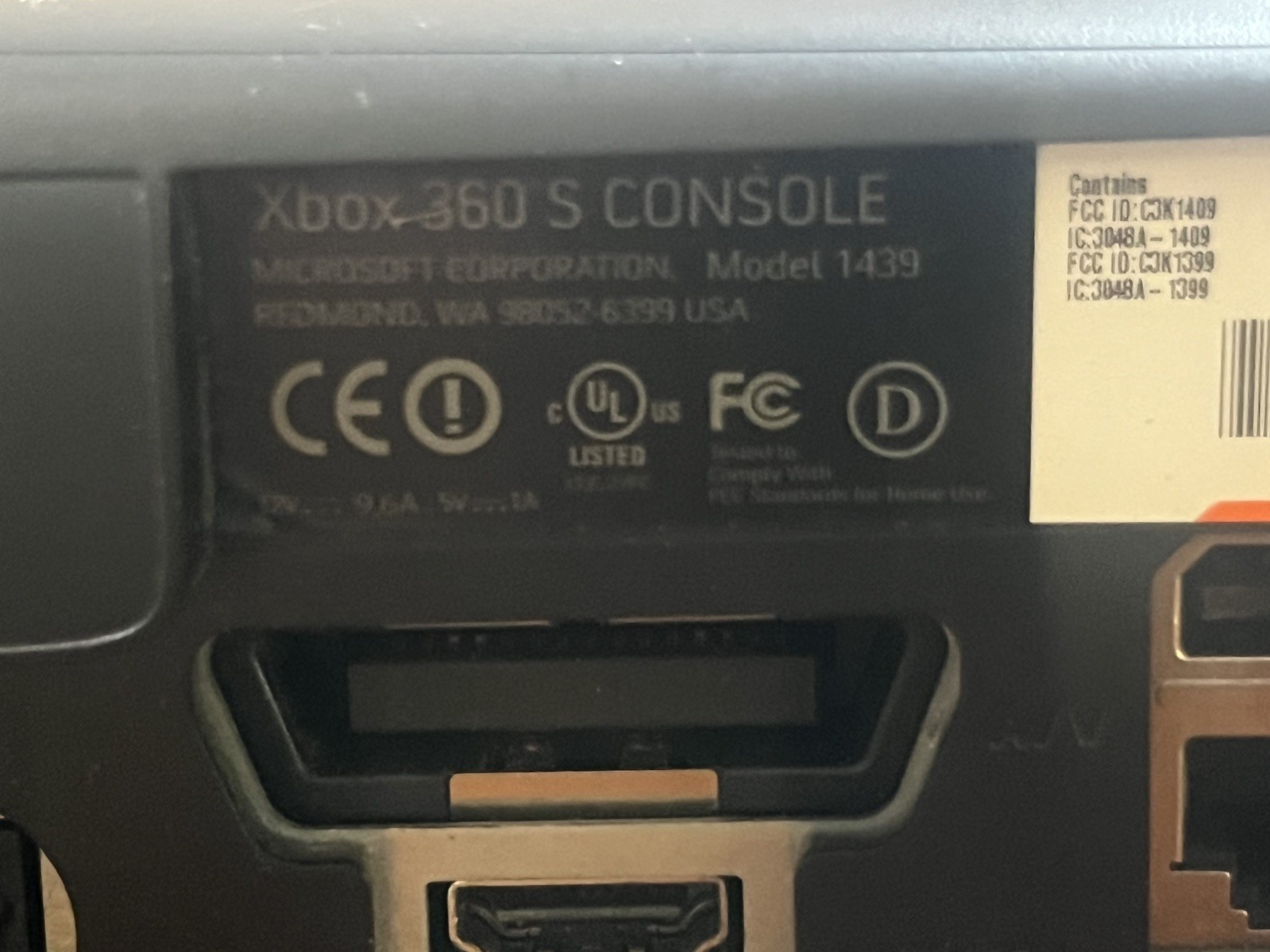 Xbox 360 Console with kinect Box 2 controllers and call of duty mw2