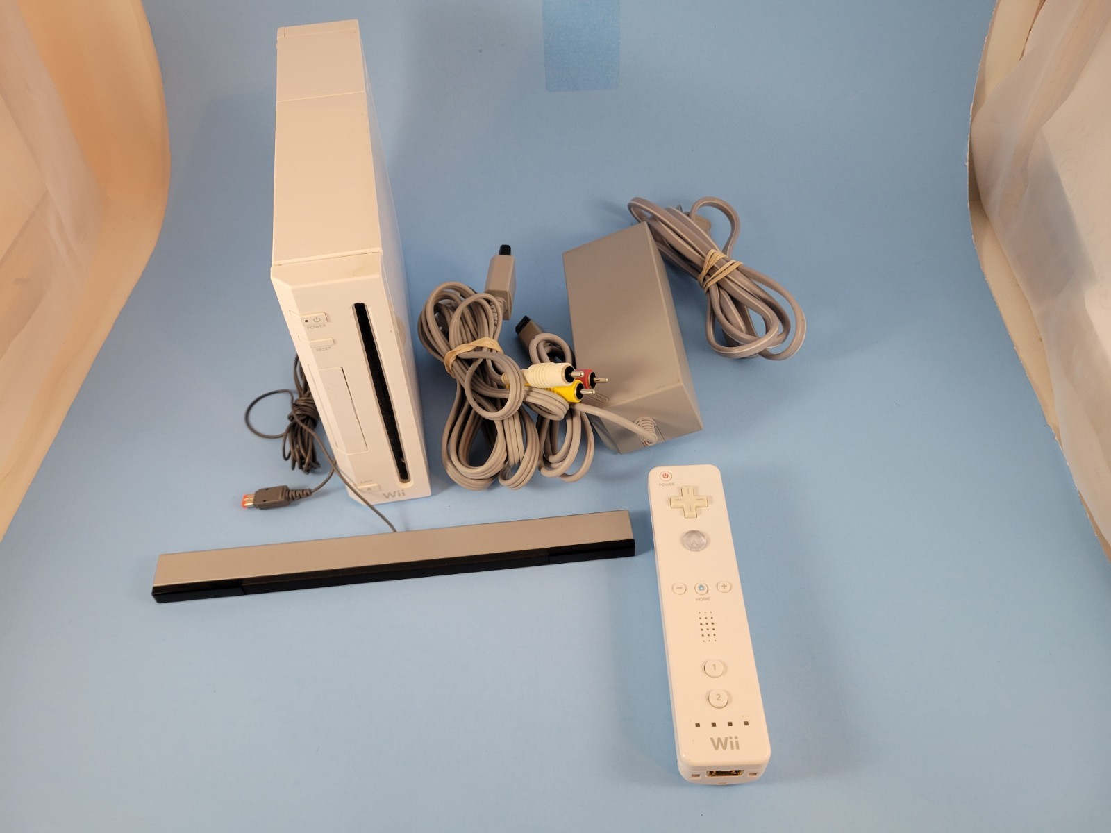 Nintendo Wii RVL-001 White Console Bundle with all Cords