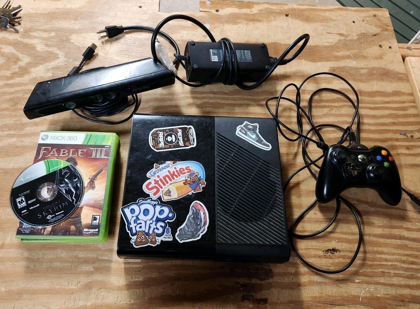 Microsoft Xbox 360 E 4GB Black Console Bundle 1 Controller Kinect 4 Games