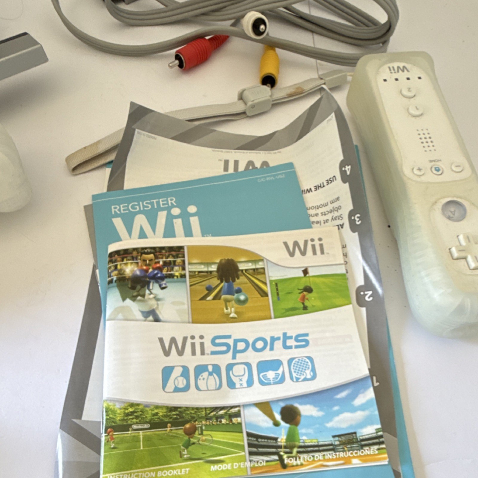 Nintendo Wii RVL-001 White Console Bundle w/ Wii Sports, Wii Fit, 2 Remotes