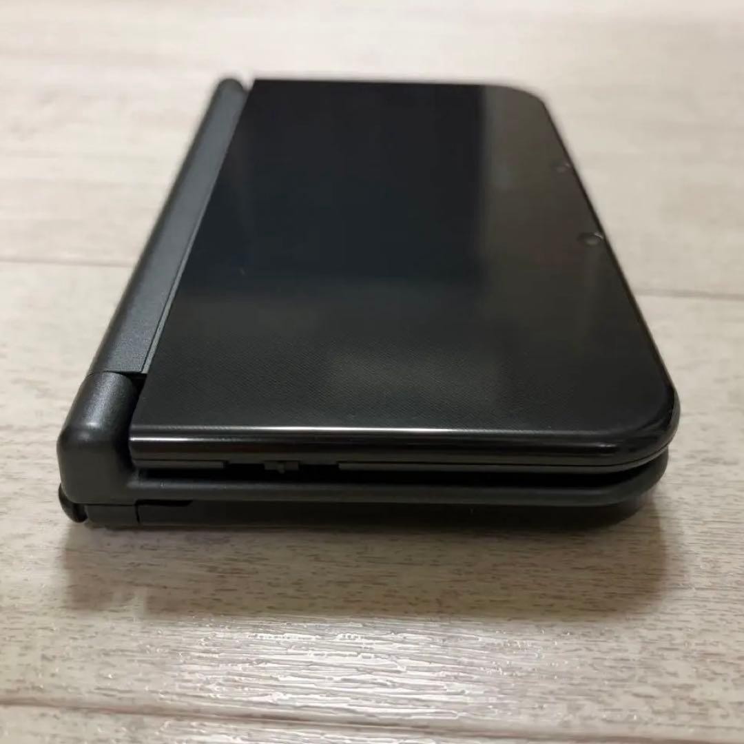 New Nintendo 3DS LL Metallic Black includes charging cable