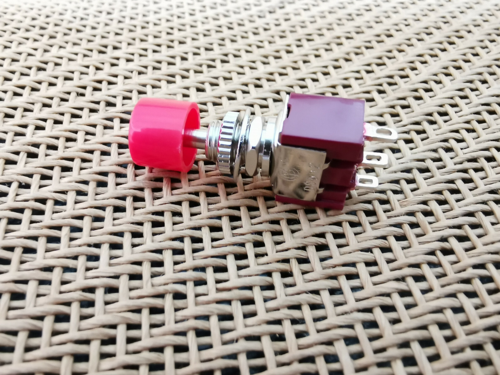 2x Locking Latching SPDT ON-ON Push Button Switch w/ Red Cap for 9v-12v-120v