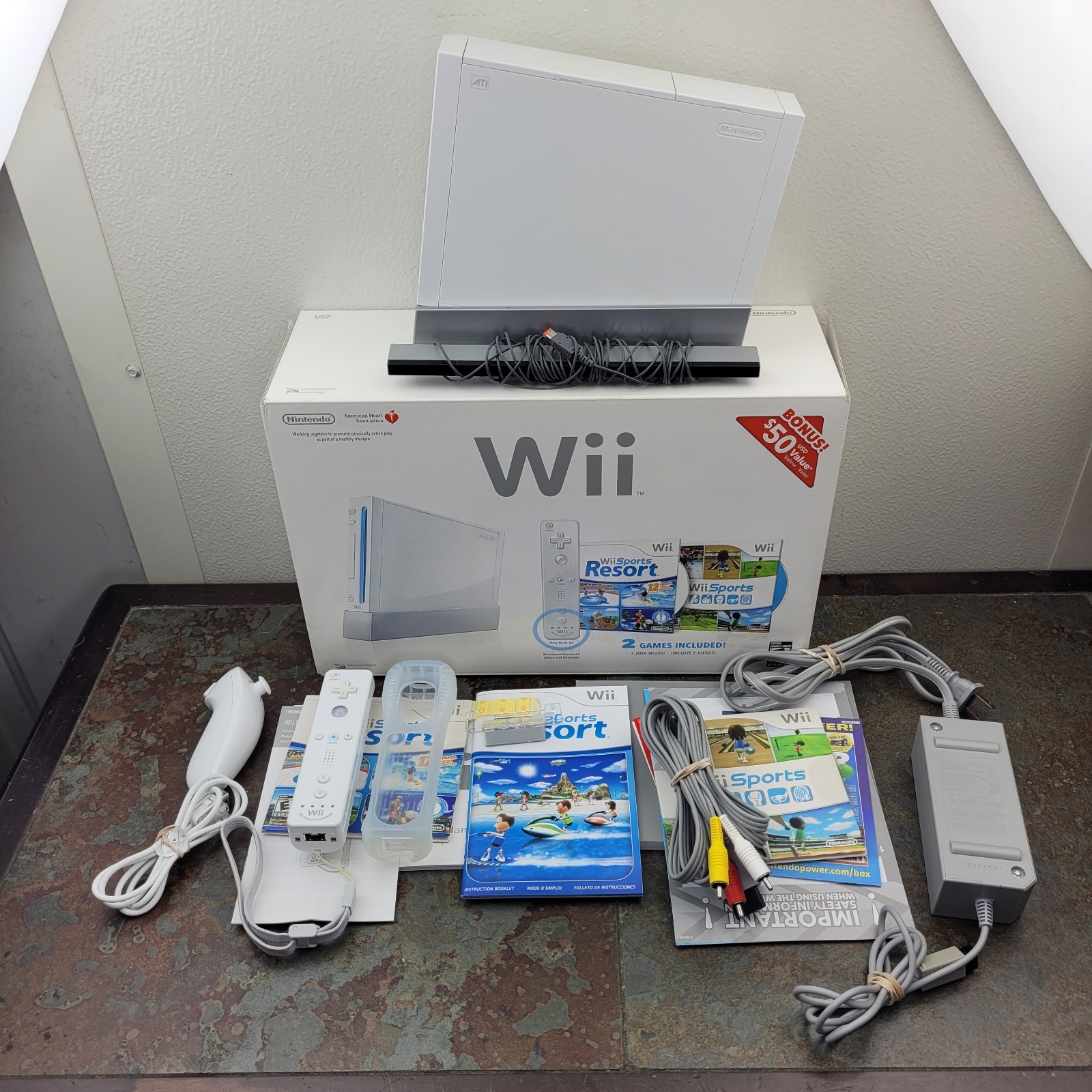 Nintendo Wii Sports / Wii Sports Resort White Console In Box