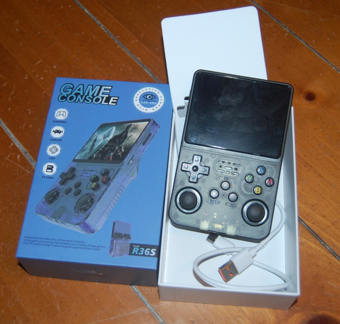 64GB, R36S Retro Handheld Video Game Console 20000 Games 3.5 Inch Screen WHITE