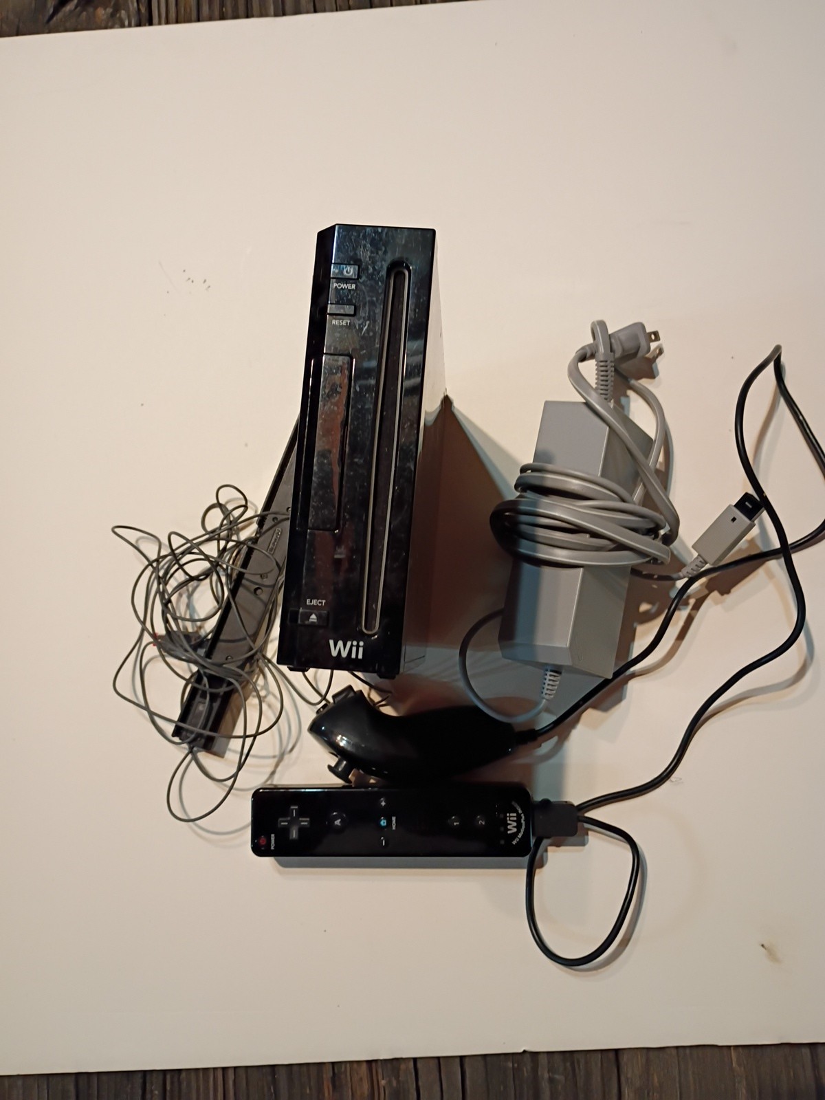 Nintendo Wii U 32GB Console with Sensor Bar Charger, Controller System Works.