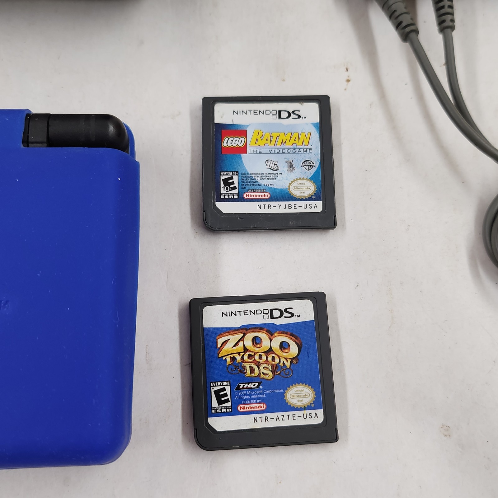 Nintendo DS Lite Crimson + Charger Stylus Games Case Lego Batman Zoo Tycoon