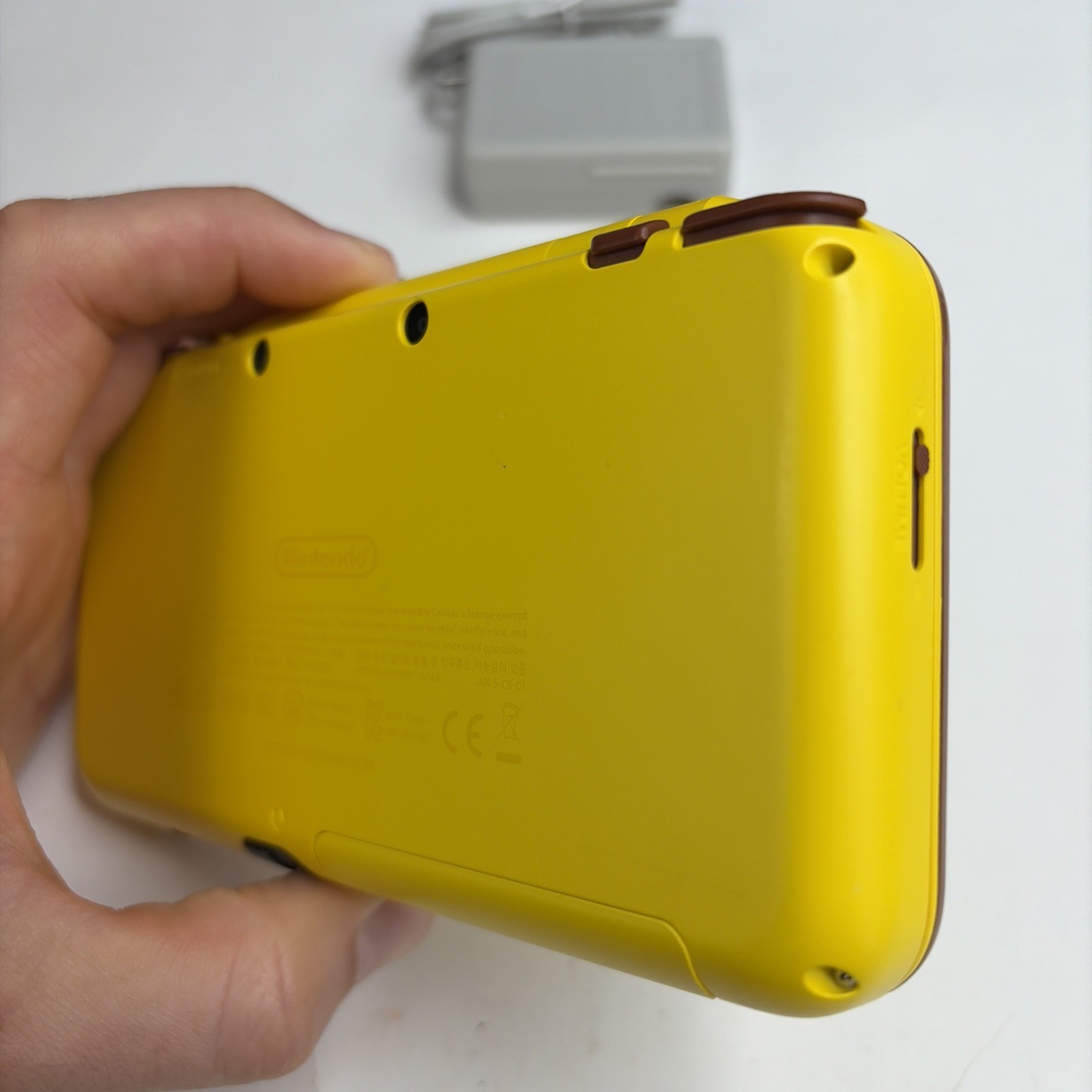 Nice! Nintendo New 2DS XL Pikachu Edition US Model W Charger Stylus