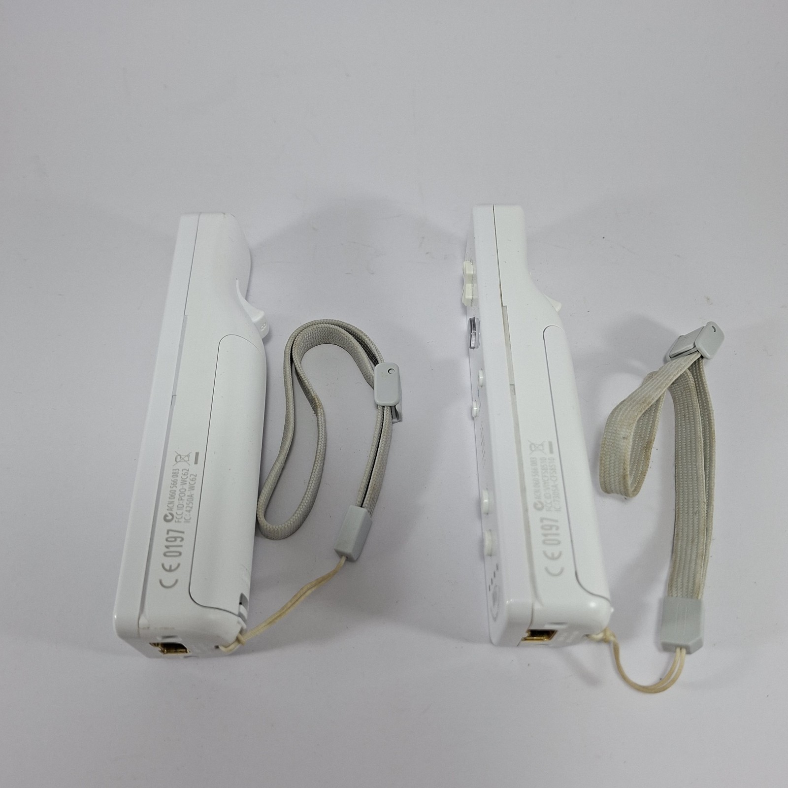 Nintendo Wii Console RVL-001 Bundle – x2 Official Wii Remote Motion Plus, Game