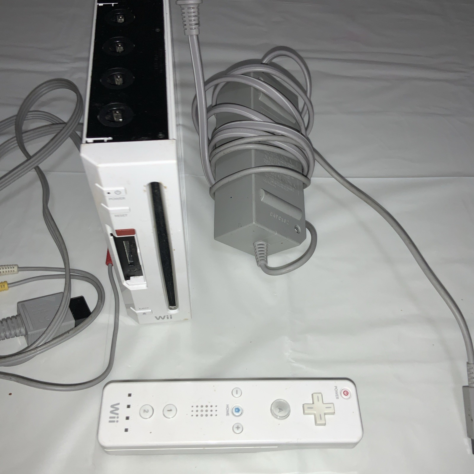 Nintendo Wii Video Game Console RVL-001 White Bundle