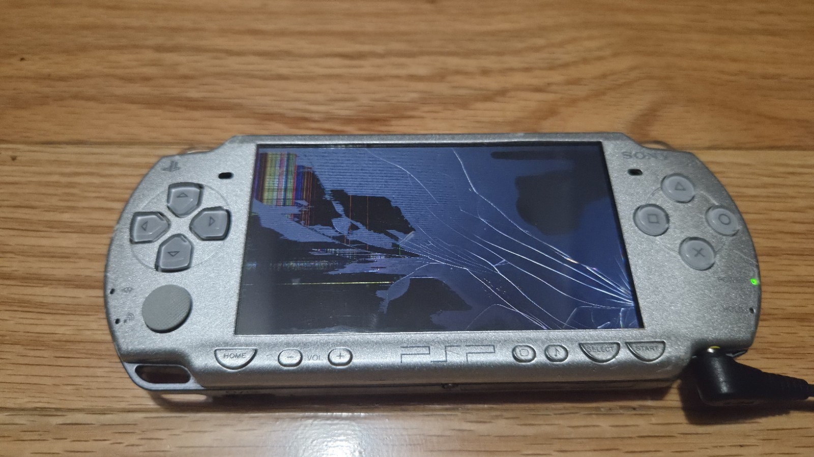 Sony PSP-2000 Handheld Console in Silver Cracked LCD *No Battery*