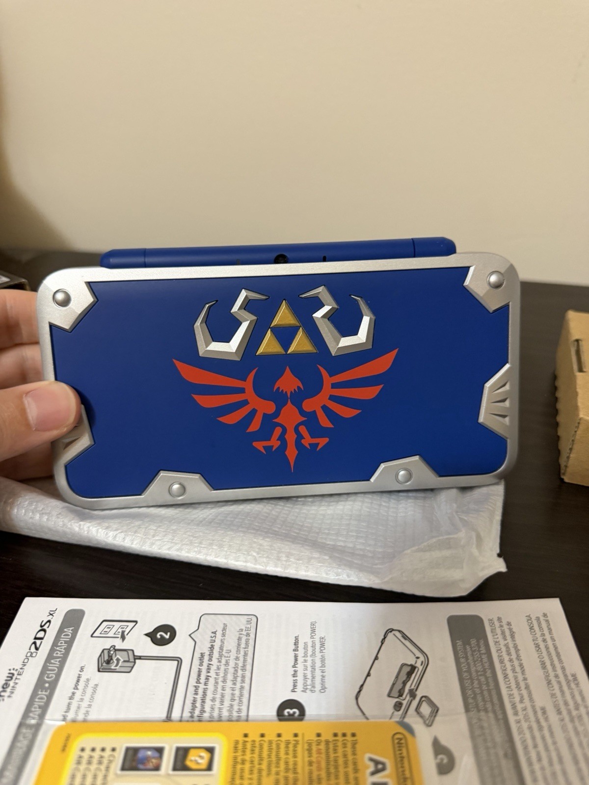 Nintendo 2DS XL HYLIAN SHIELD Edition Zelda Link Between Worlds CIB Complete