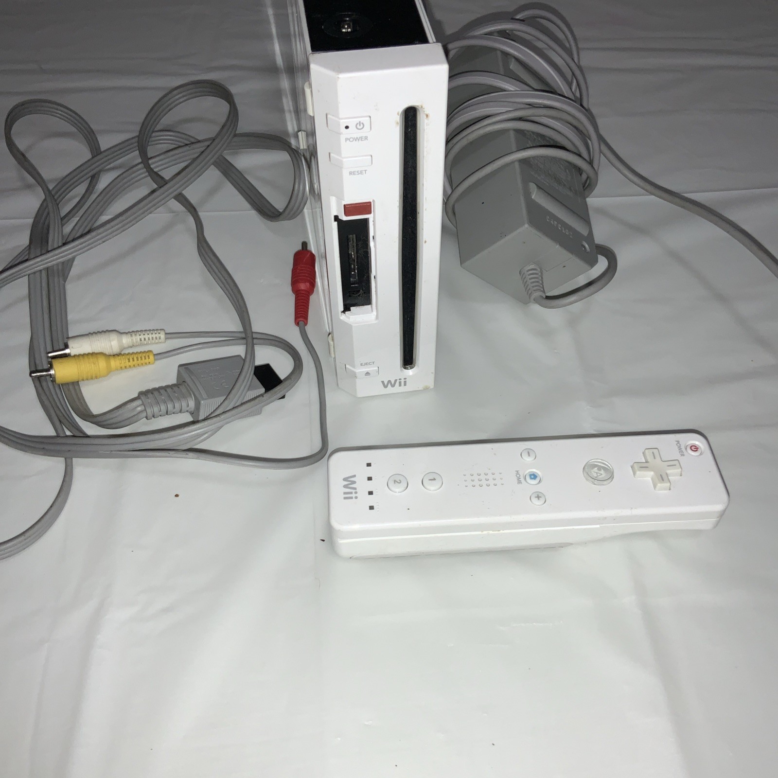 Nintendo Wii Video Game Console RVL-001 White Bundle
