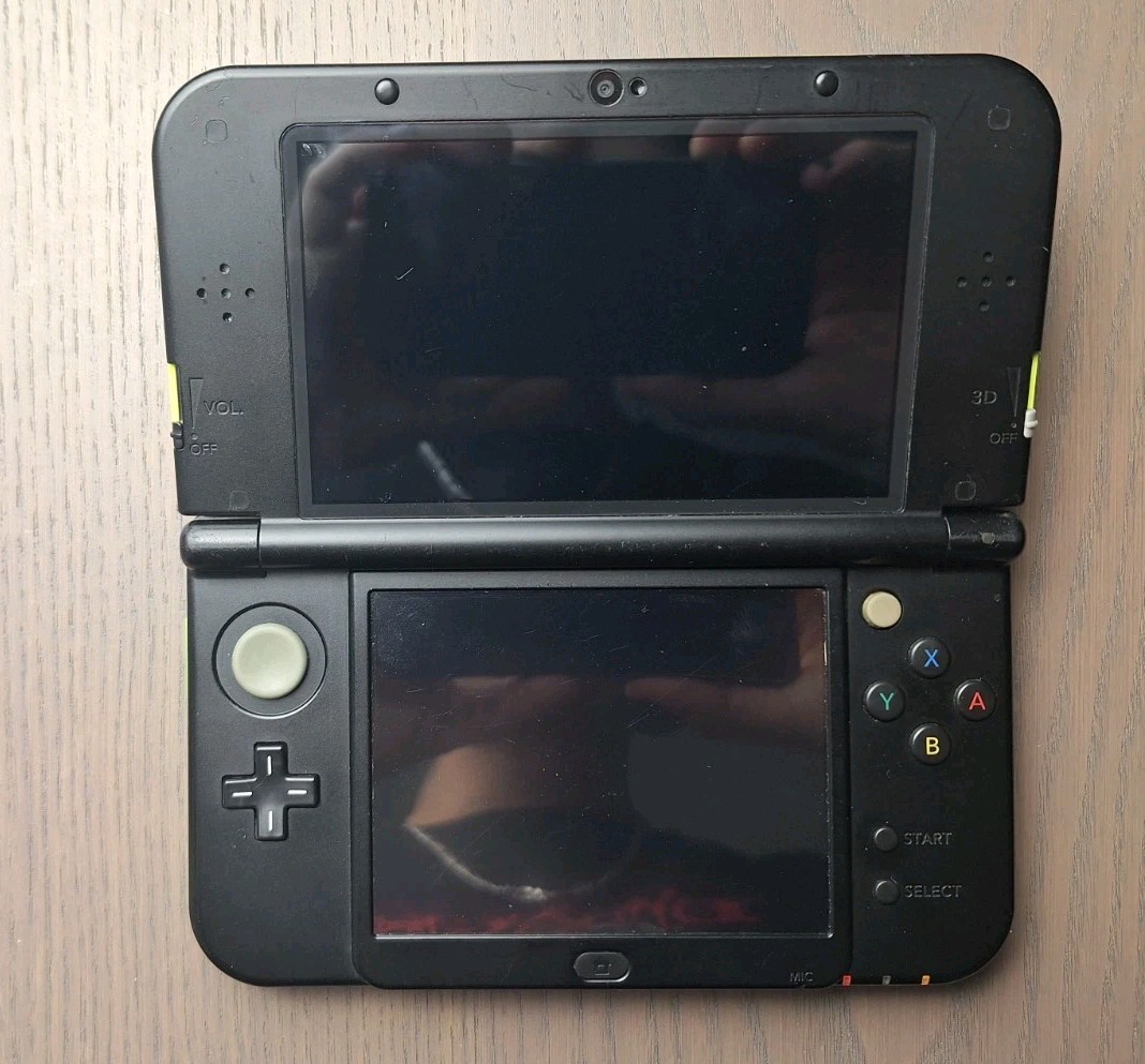 New Nintendo 3DS XL Lime Black | Charger + 32GB SD Card | Region Free