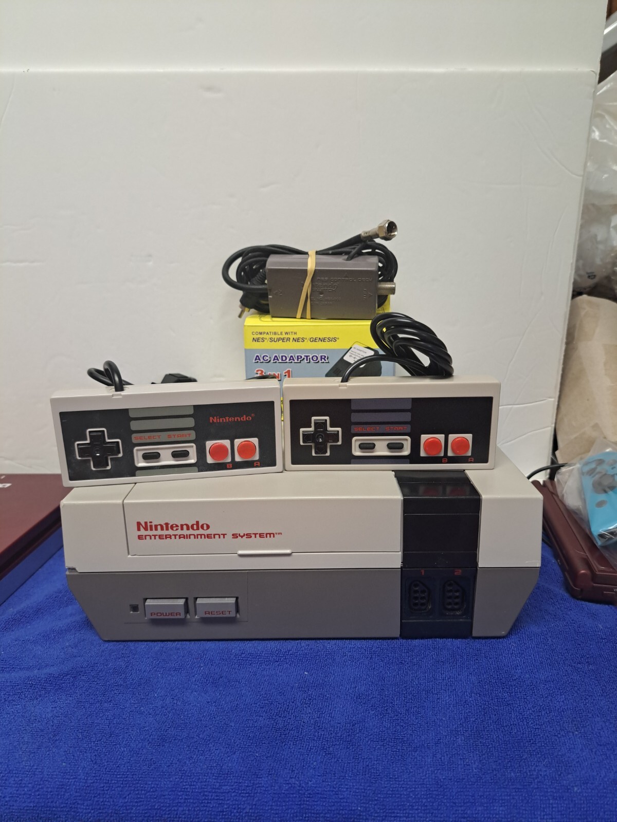 2 CONTROLLER Nintendo Entertainment System NES-001 Small Chip On Corner