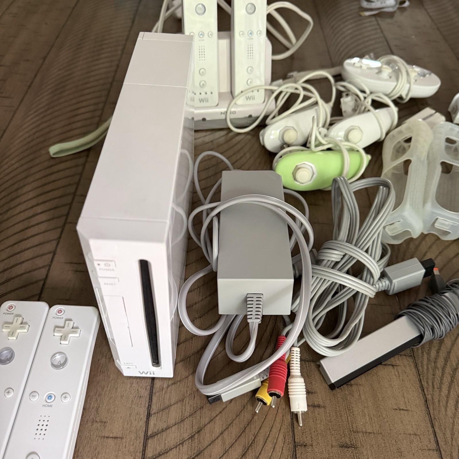 Nintendo Wii Console Bundle Tested 4 Remotes 3 Nunchuks MotionPlus Sports