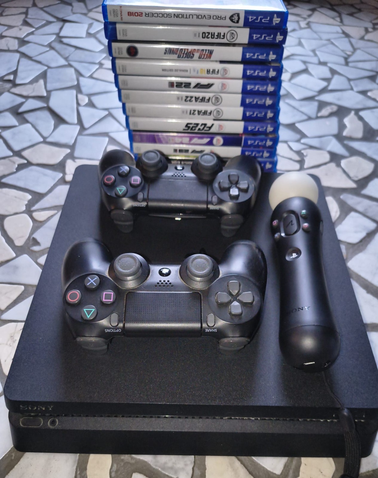 PS4 SLIM 1 TB + 2 DUAL SHOCK, + JOYSTICK JUST DANCE + 12 giochi