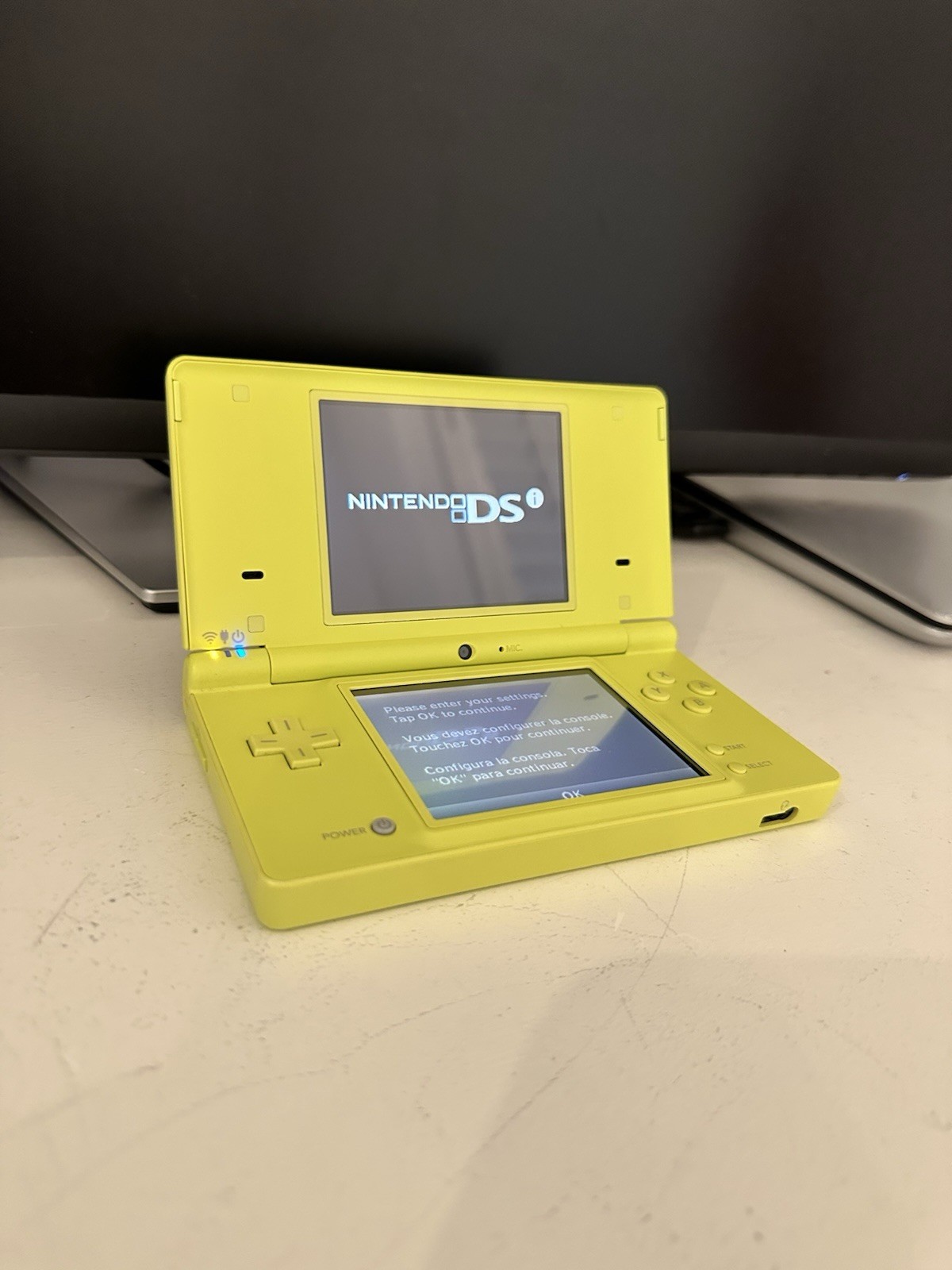 Nintendo DSi Console Yellow With Stylus And Charger Japan Model Excellent