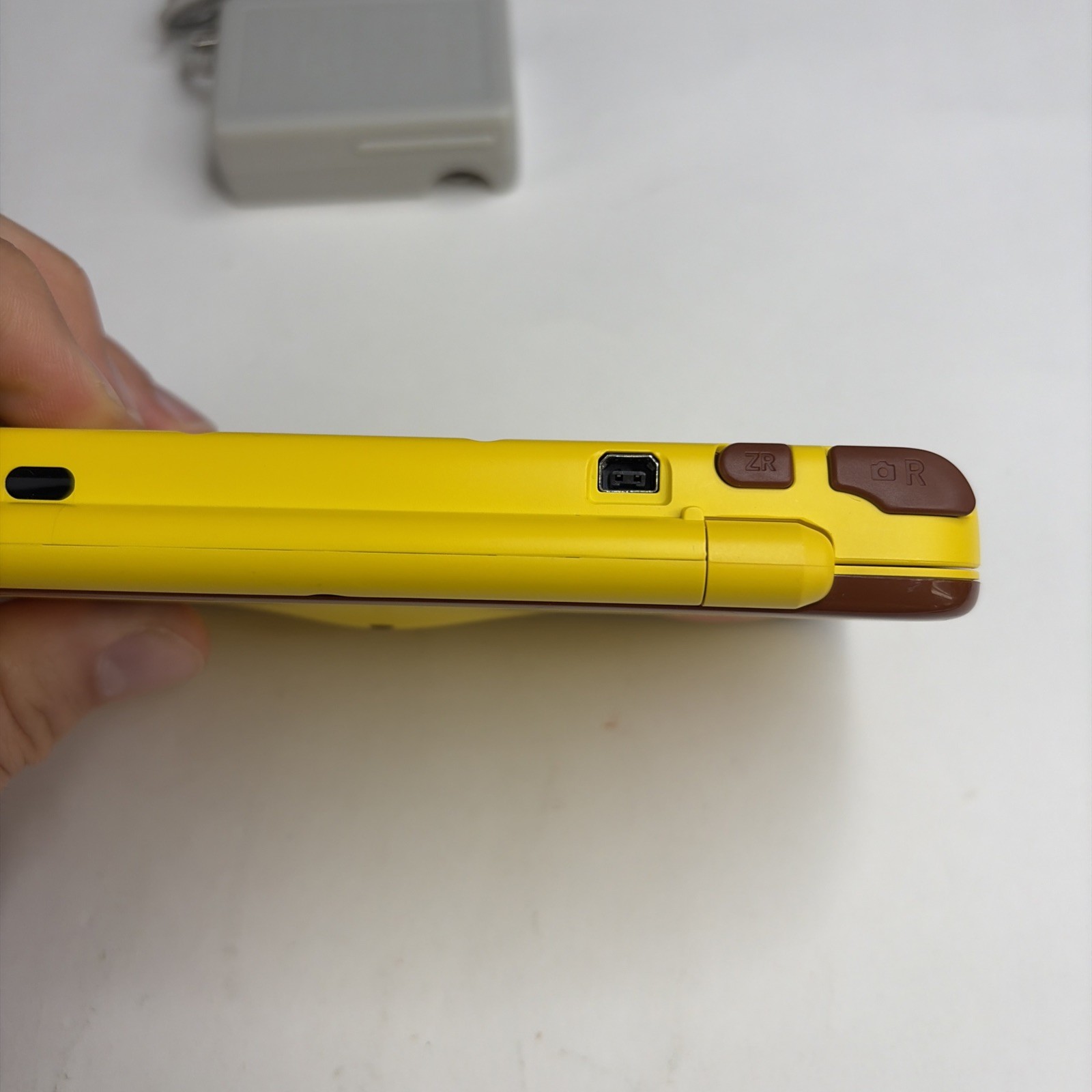 Nice! Nintendo New 2DS XL Pikachu Edition US Model W Charger Stylus