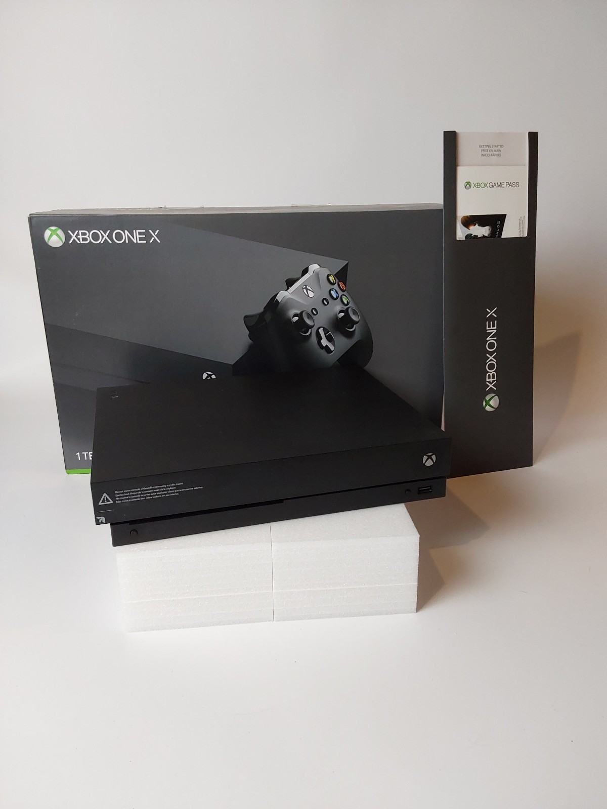 Microsoft Xbox One X – 1TB – Controller – Game Pass – Near Mint – 4K UHD