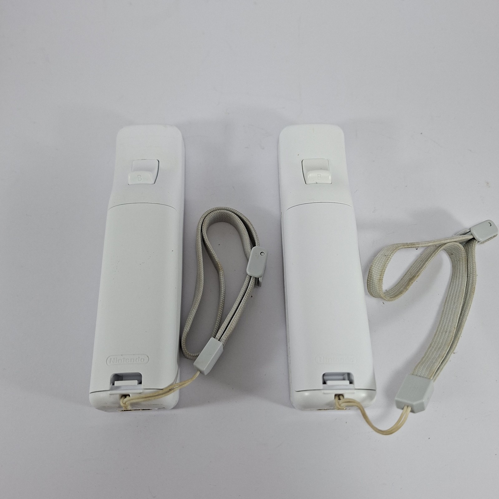 Nintendo Wii Console RVL-001 Bundle – x2 Official Wii Remote Motion Plus, Game