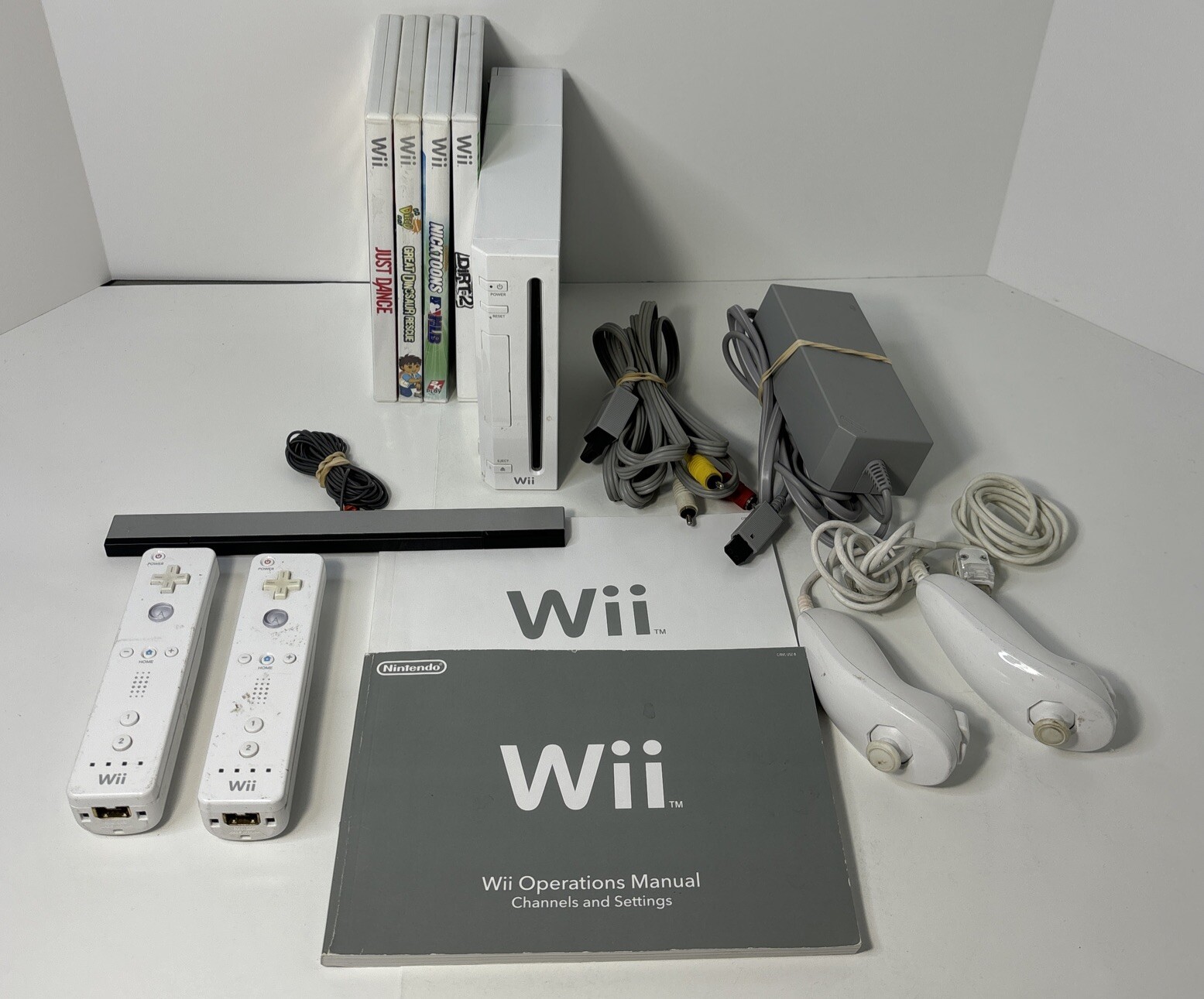 Nitendo Wii Console With Games And Accessories Game Lot