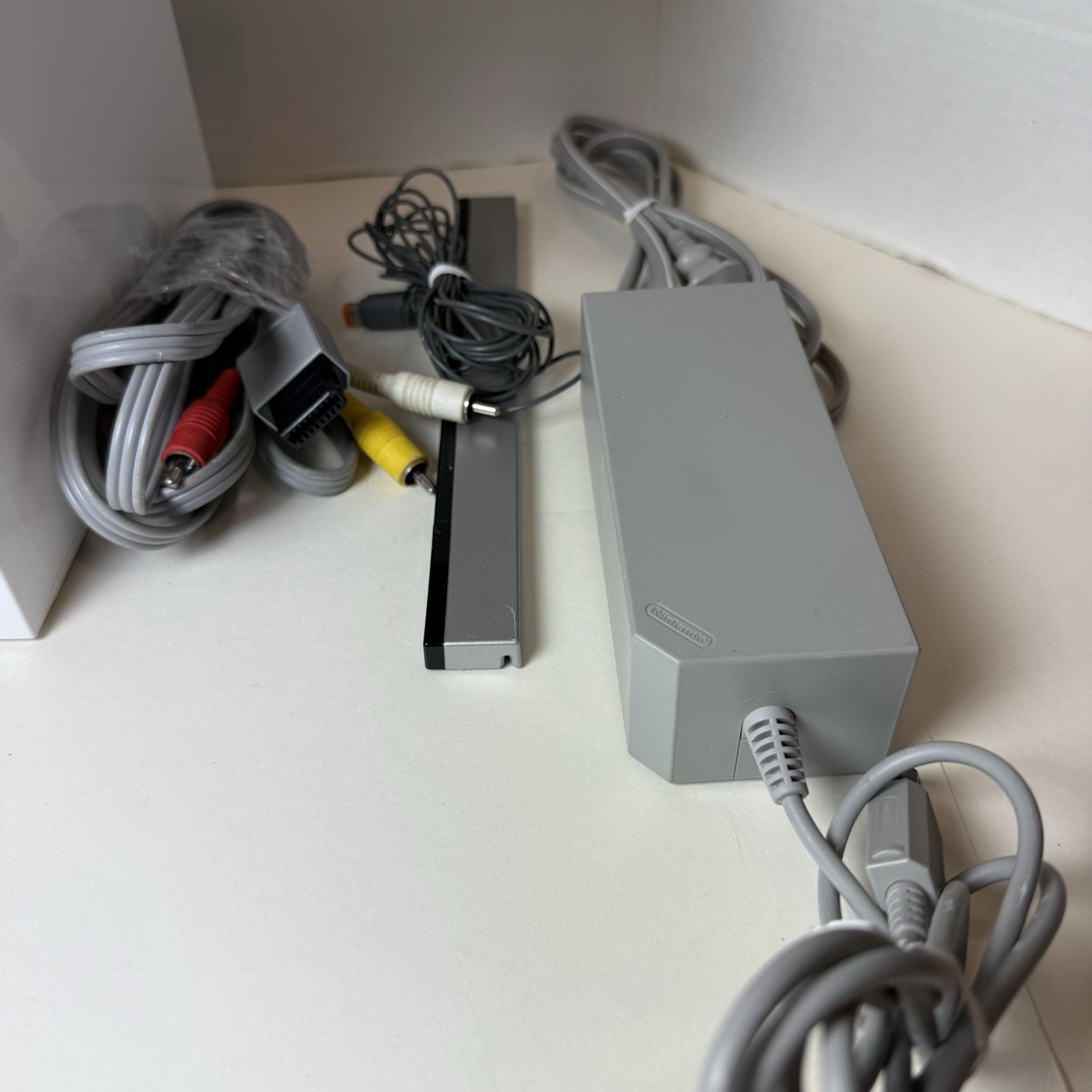 Nintendo Wii Console Bundle w/ Remote, Nunchuk Cords 3 Games Super Mario Galaxy