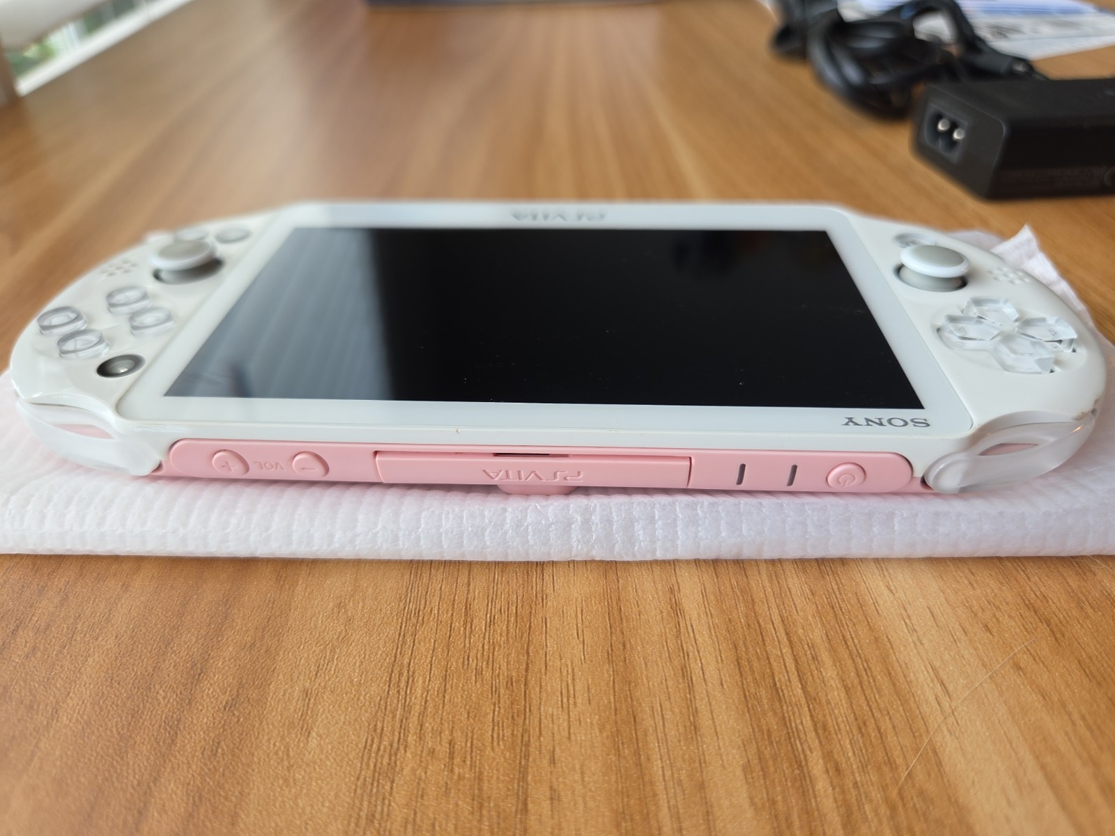 PS Vita Light Pink White PCH 2000 ZA19 Console CIB