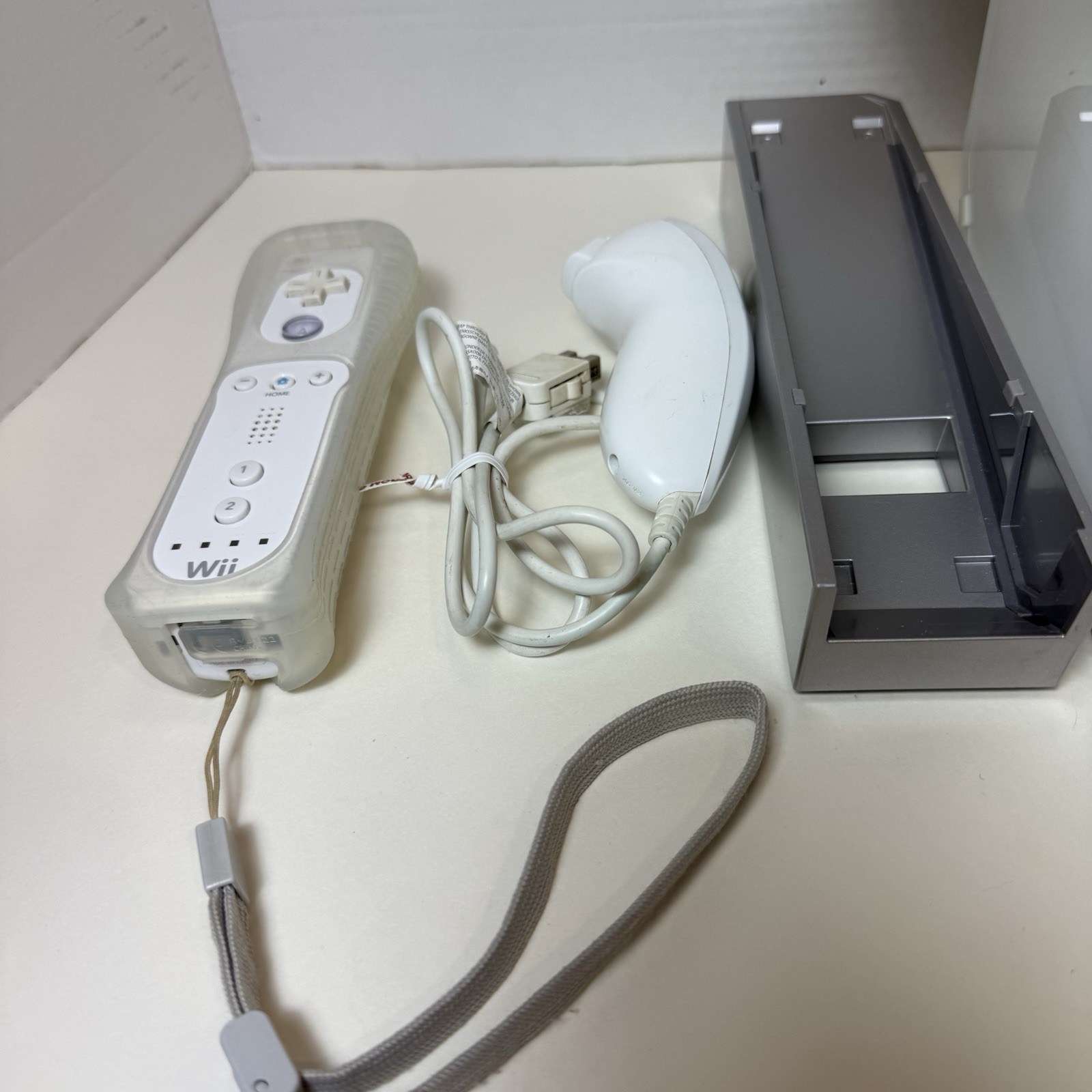 Nintendo Wii Console Bundle w/ Remote, Nunchuk Cords 3 Games Super Mario Galaxy