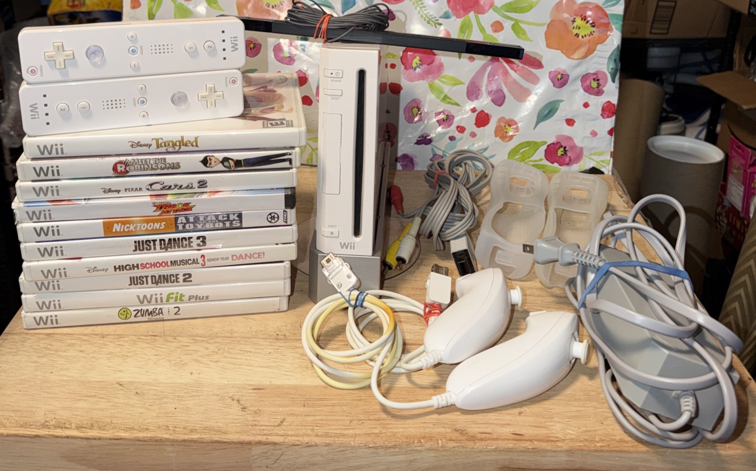 Nintendo Wii RVL-001 Console Bundle 2 Controllers 2 Nunchuck 10 Games Tested