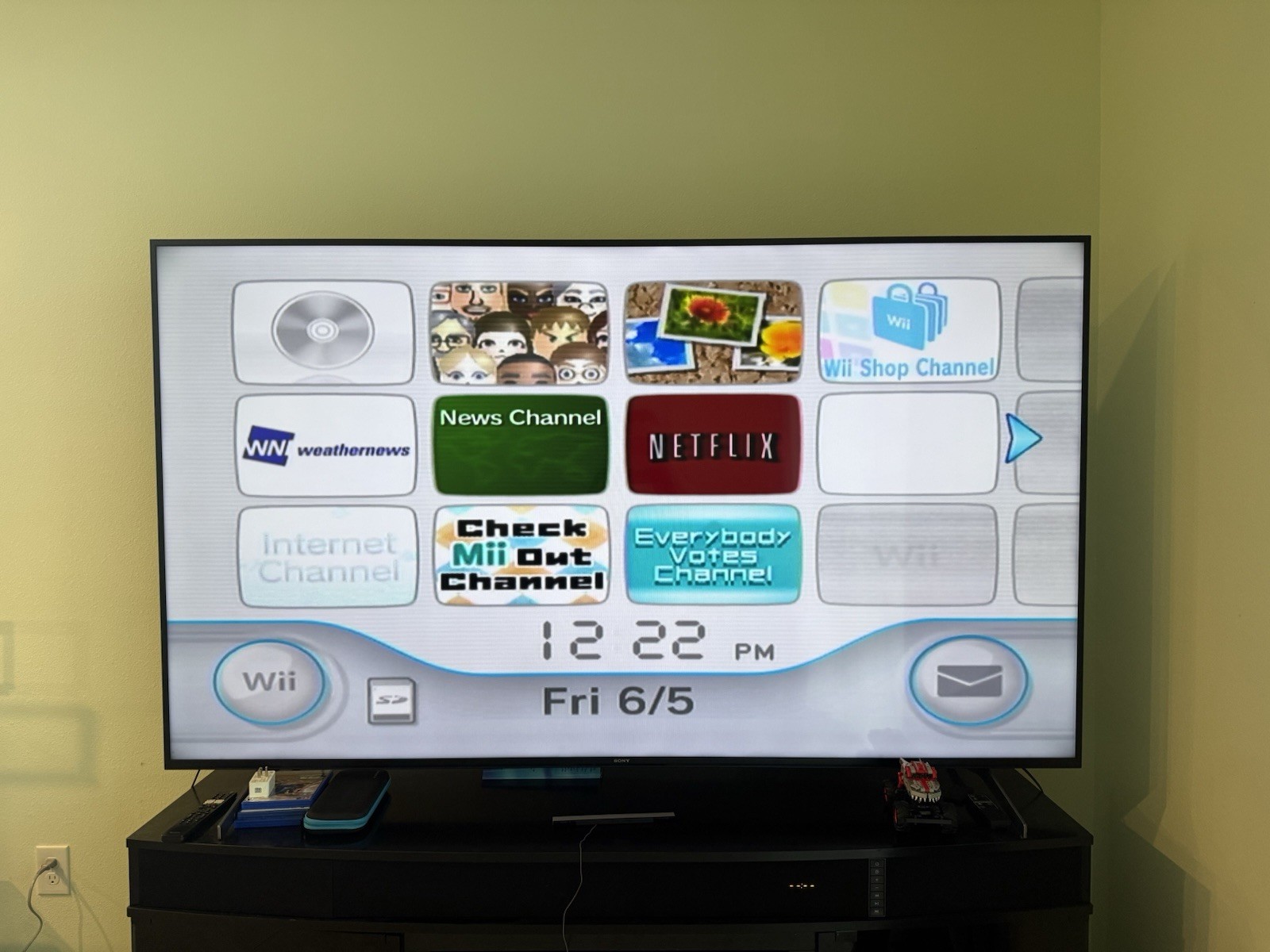 Nintendo Wii RVL-001 Video Game Console Bundle W/ Sports Resort 3 Controllers