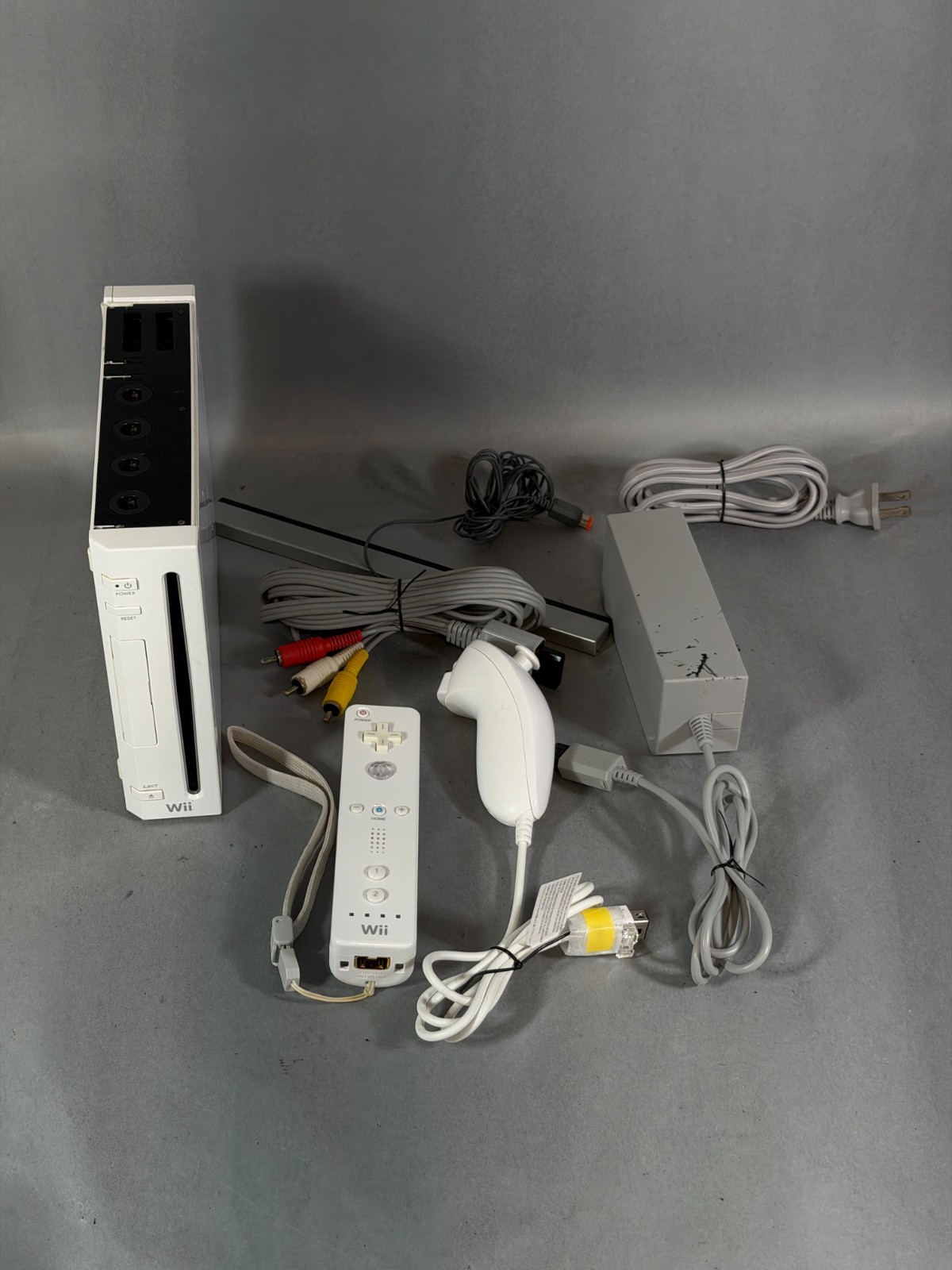 White Nintendo Wii RVL-001 512MB Console Bundle w/ 1 Controller – Tested & Reset