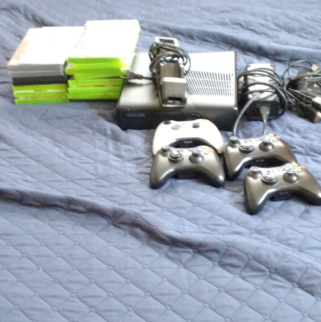 Microsoft Xbox 360 Black 60GB 1080p NTSC-U/C Bundle 3 Wireless Controllers
