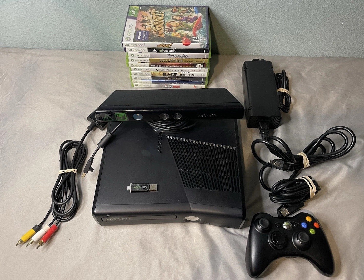 Xbox 360 S Video Game Console 4GB Model 1439 w/10Games & Controller & Kinect