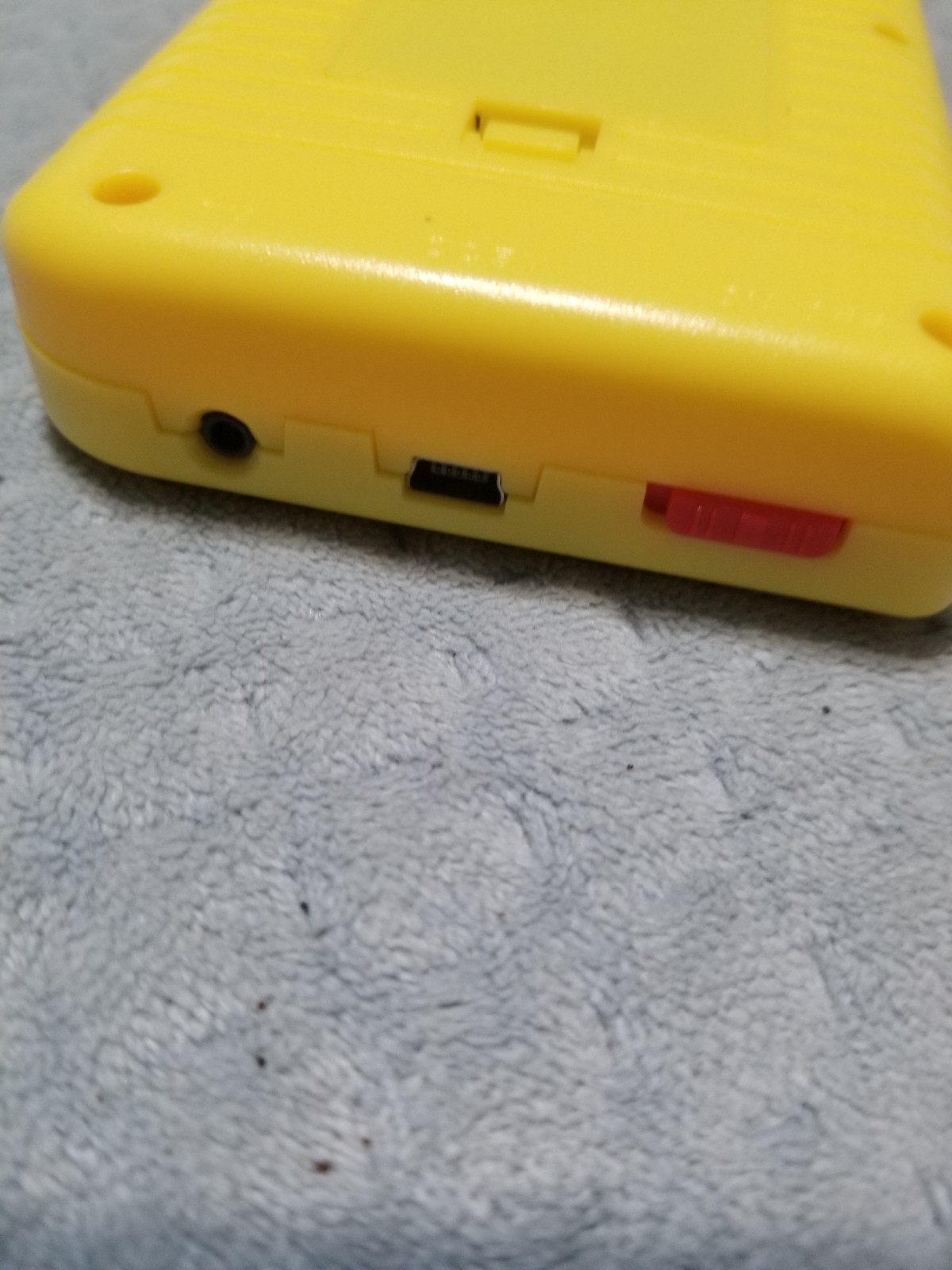 Retro Handheld Game Console 400 In 1 Classic Games 3.0″ Screen Portable Yellow.