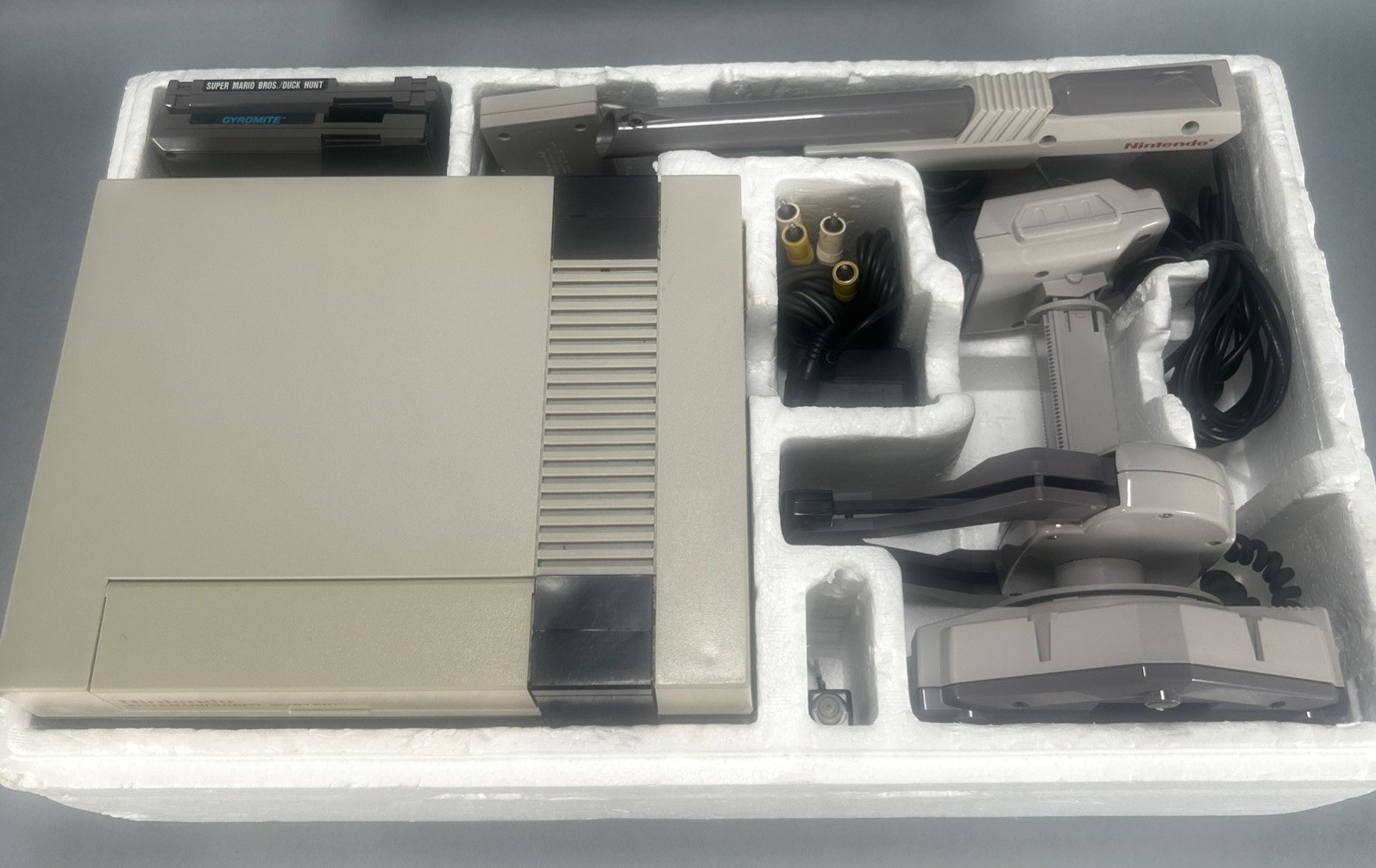 NES Nintendo Entertainment System Deluxe Set W/ Rob The Robot (MOSTLY COMPLETE)