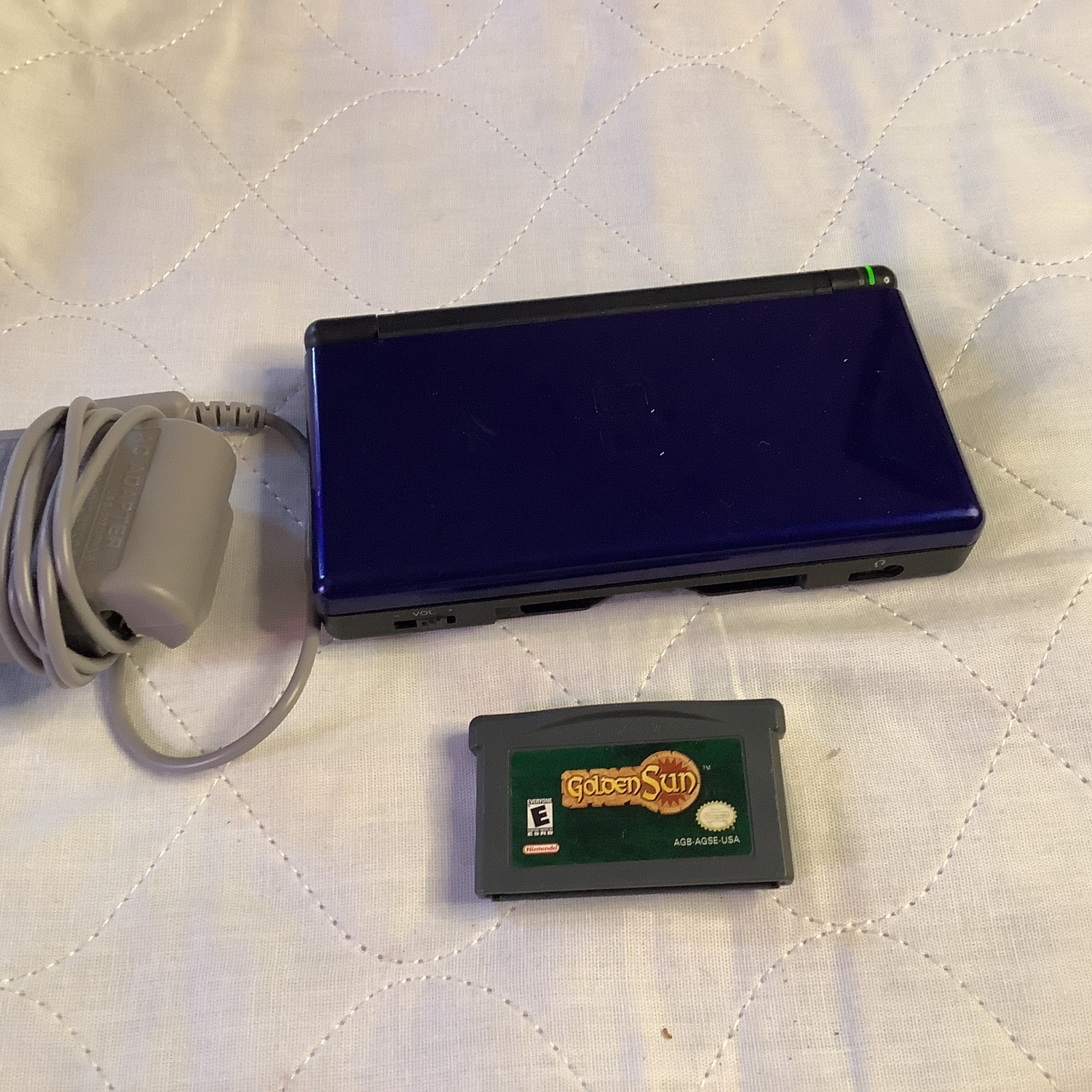 2006 NINTENDO DS CONSOLE / CHARGER /GOLDEN SUN GAME WORKS GREAT