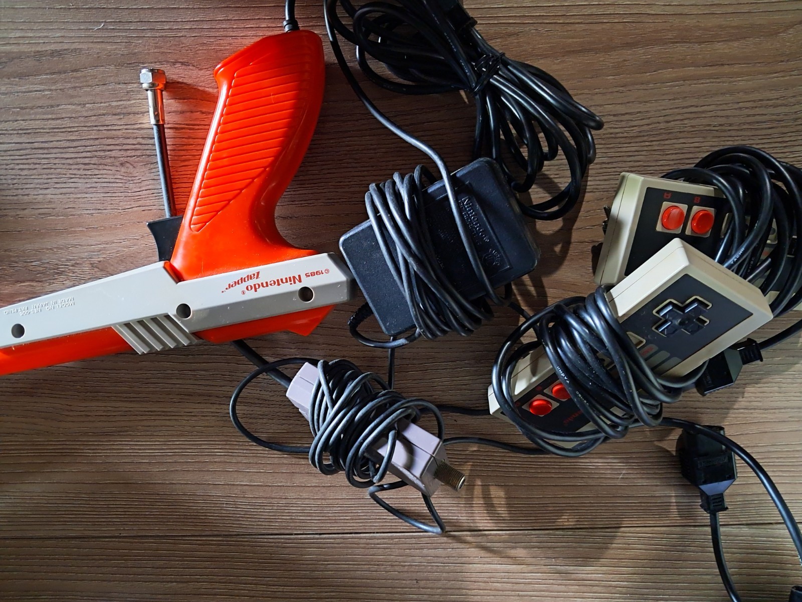 Nintendo Entertainment System NES Console – Gray (NES-001)