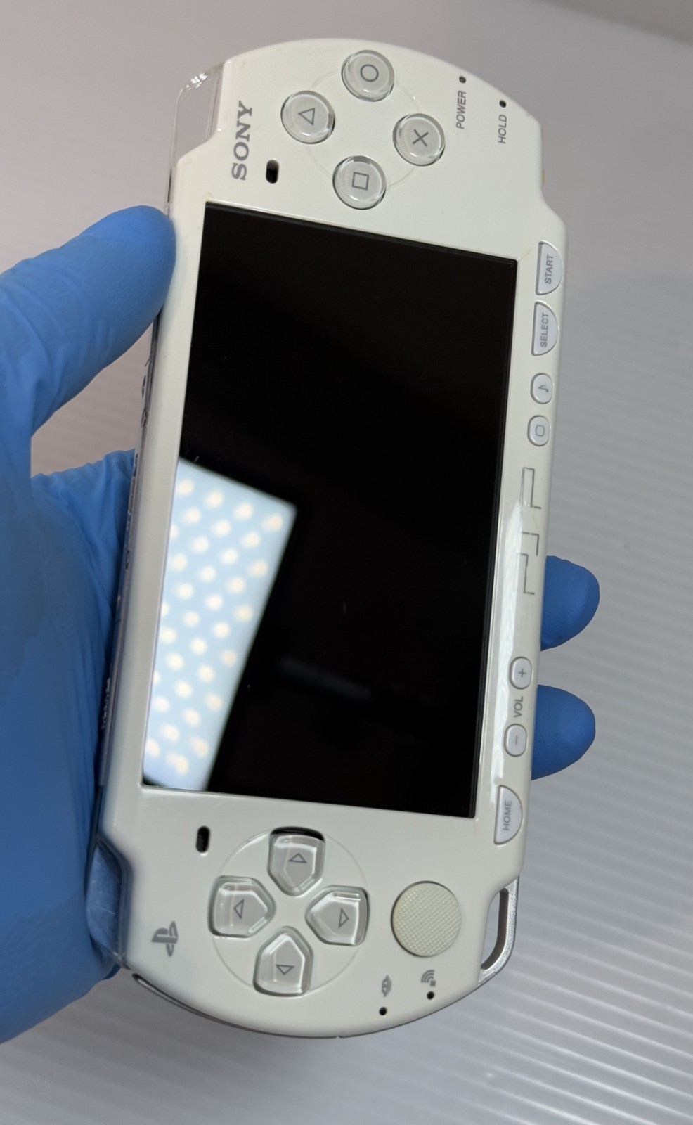 Sony PSP-2000 Console White Region free w/adapter, carrying case – Excellent