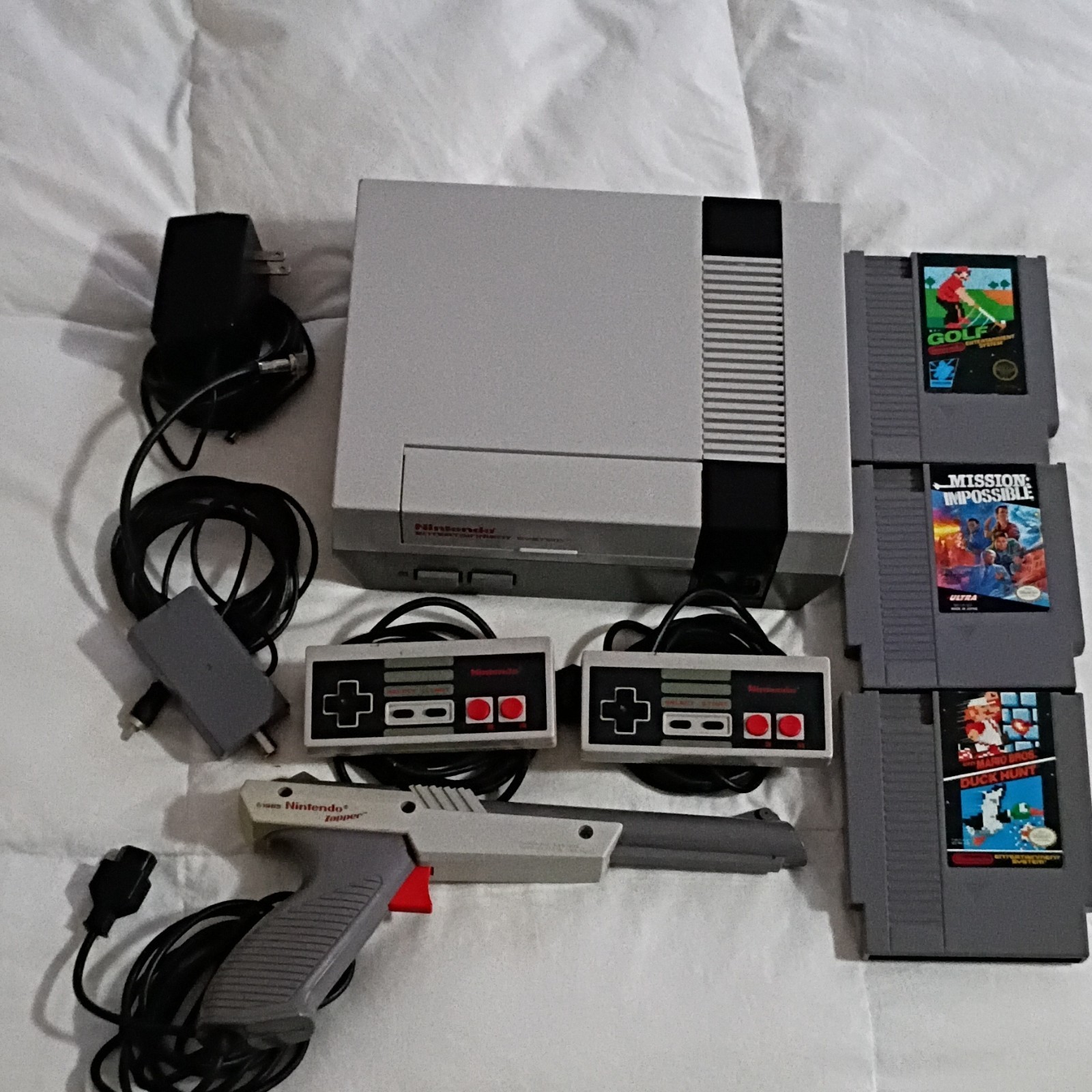 Nintendo NES-001 Entertainment System Console Bundle 2 Controllers Zapper Games
